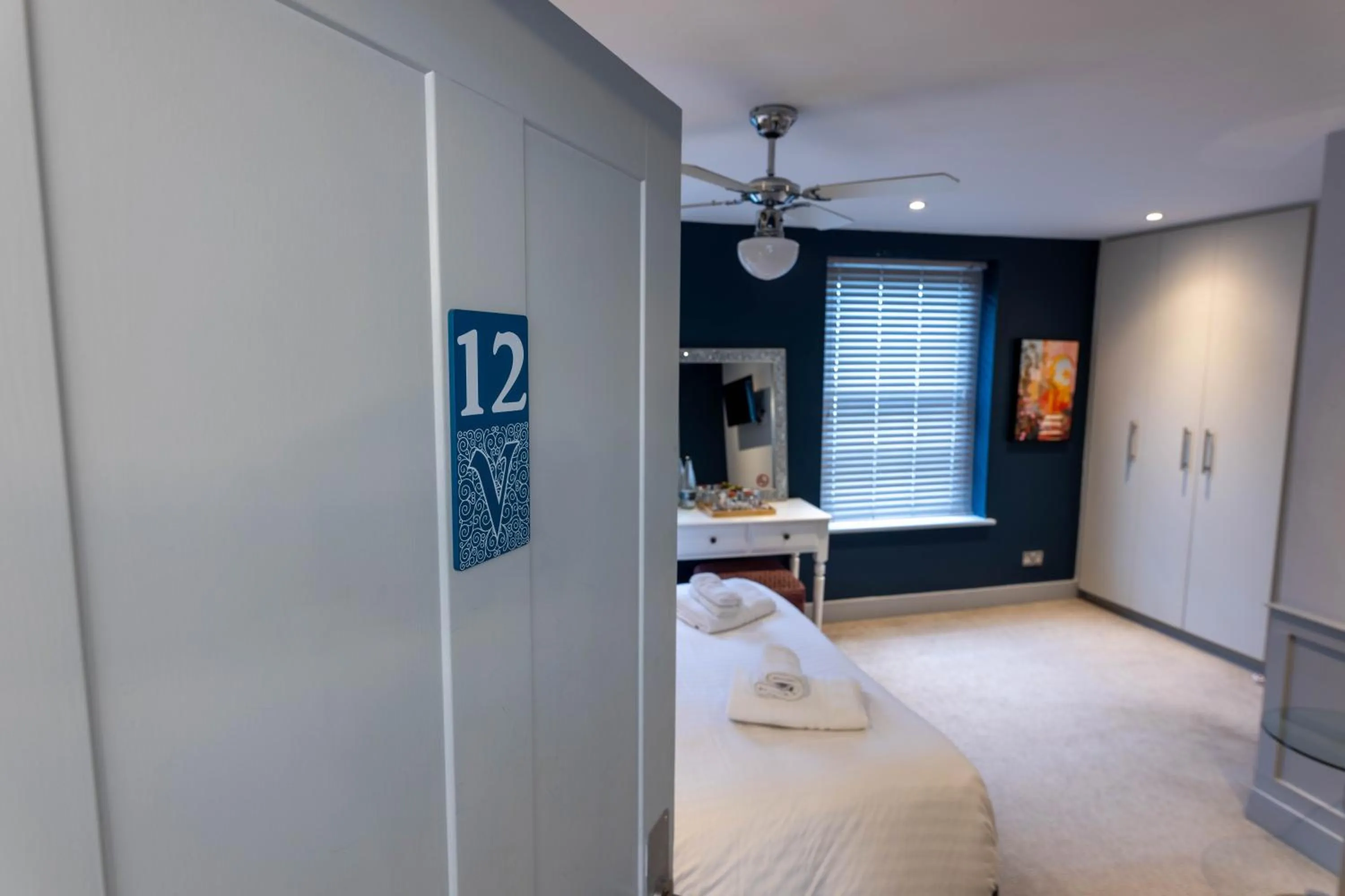 Bedroom, Bed in Crescent Victoria Hotel