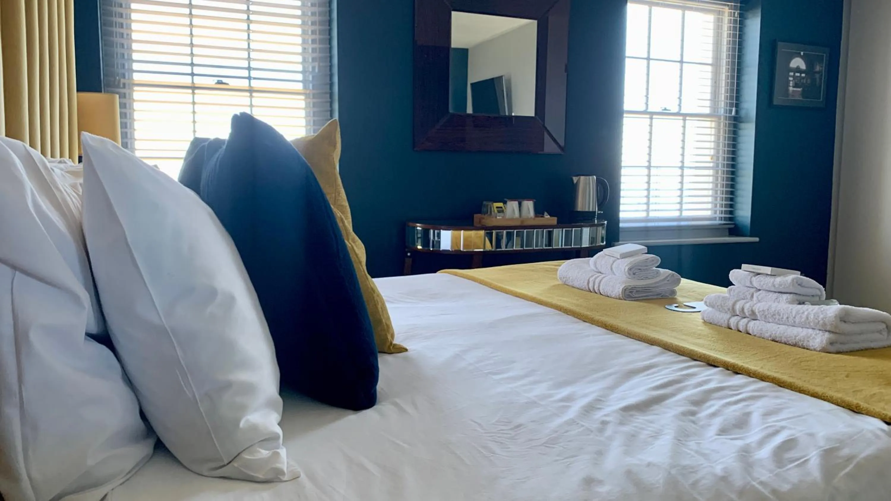 Bedroom, Bed in Crescent Victoria Hotel