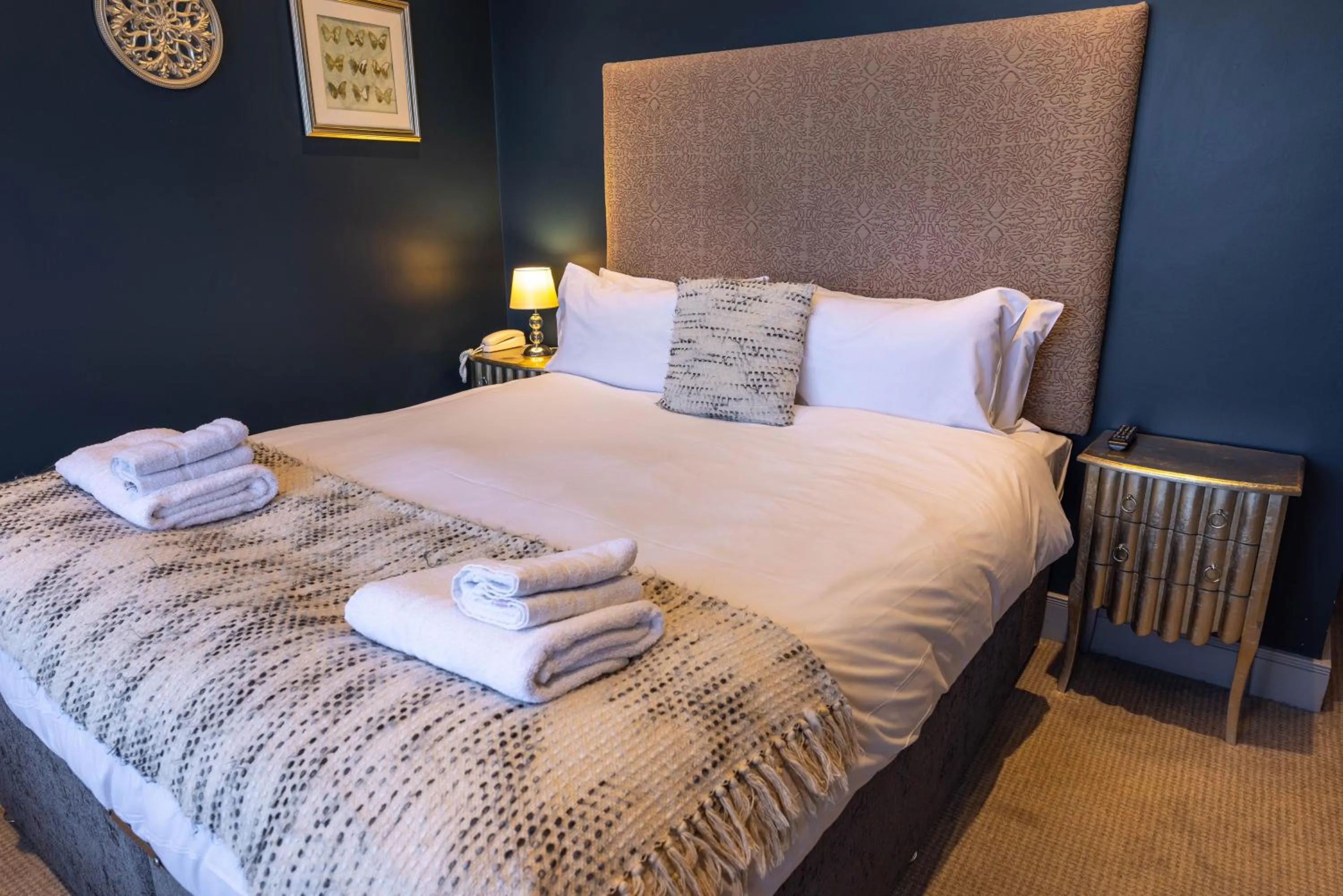 Bedroom, Bed in Crescent Victoria Hotel