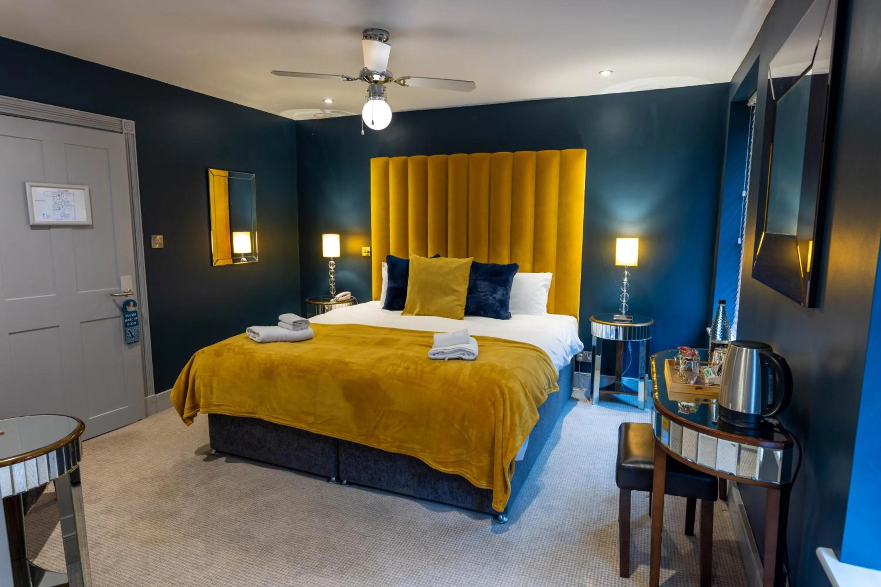 Bedroom, Bed in Crescent Victoria Hotel