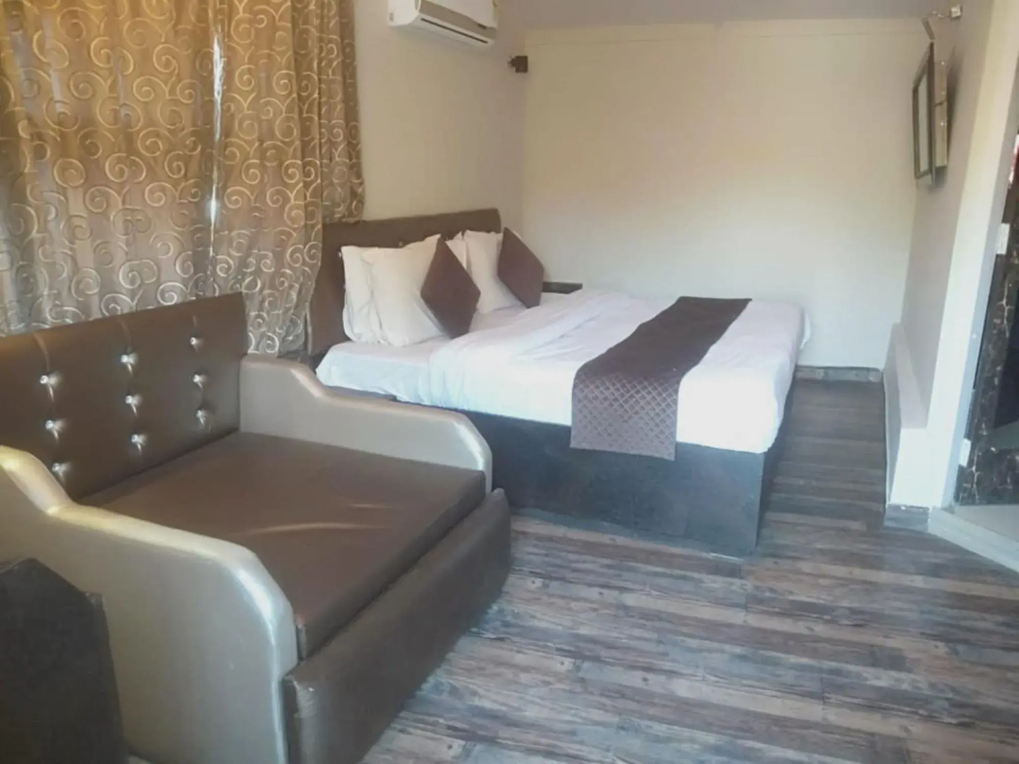 Bedroom in Comfort Inn Silver Arch Hotel, Mussoorie Bedroom in Comfort Inn Silver Arch Hotel, Mussoorie