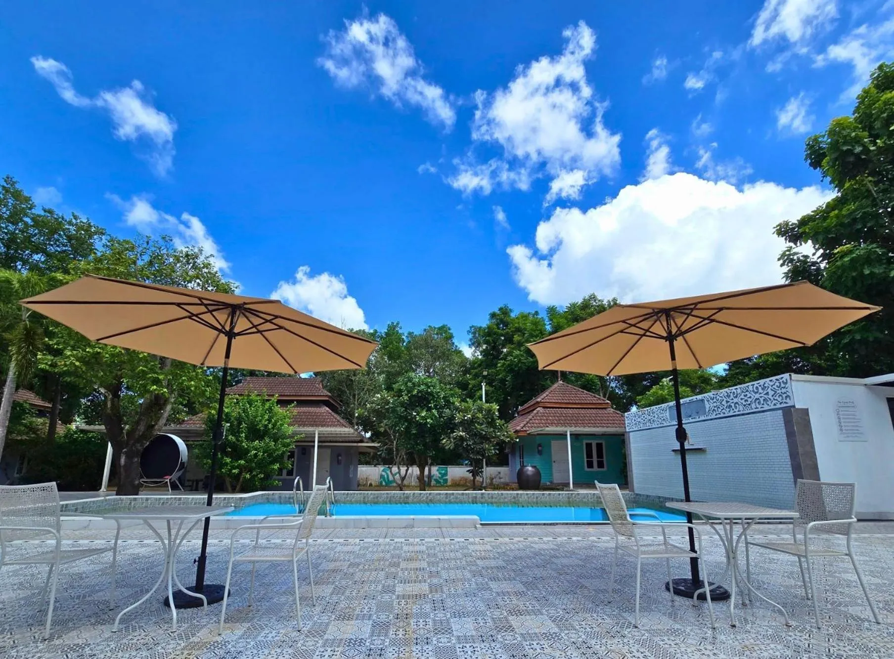 Swimming pool in Kenikar Raintree Residence Hotel
