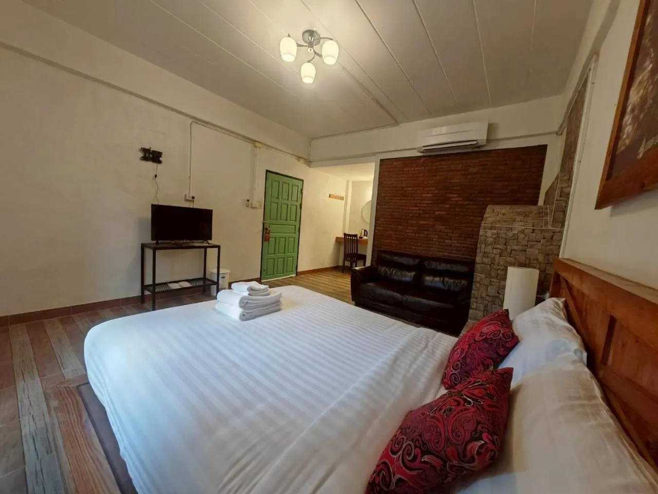 Bed in Kenikar Raintree Residence Hotel