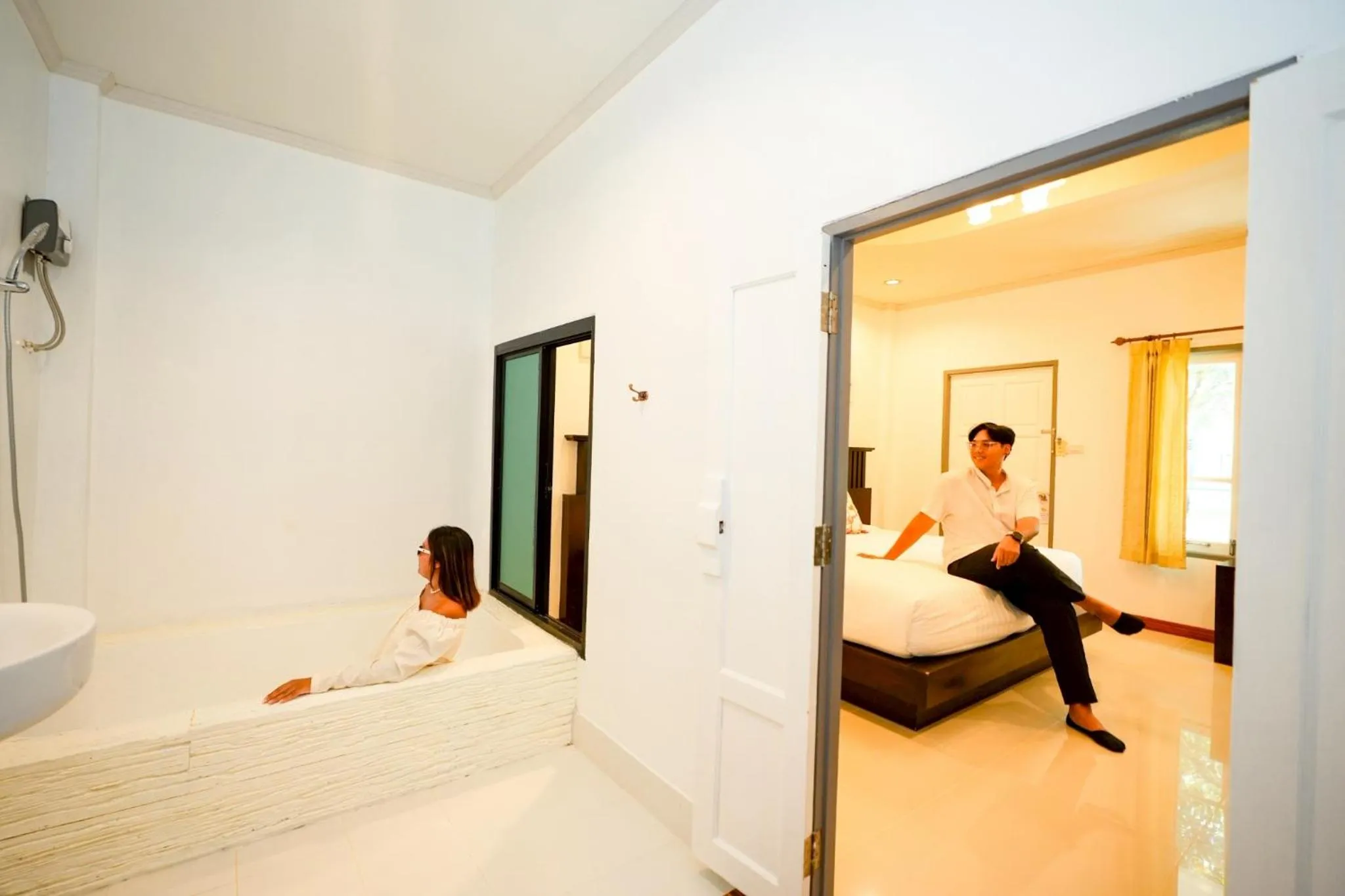 Bathroom, Bed in Kenikar Raintree Residence Hotel