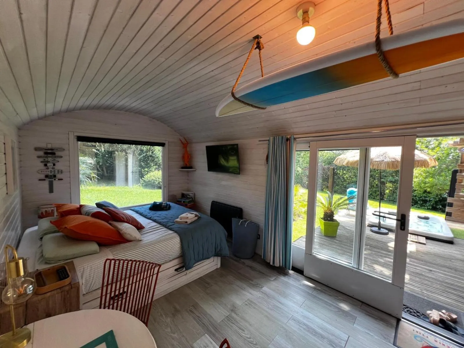 Decorative detail, Bed in MAROSENIA TTIKI - Cabanes et Spa