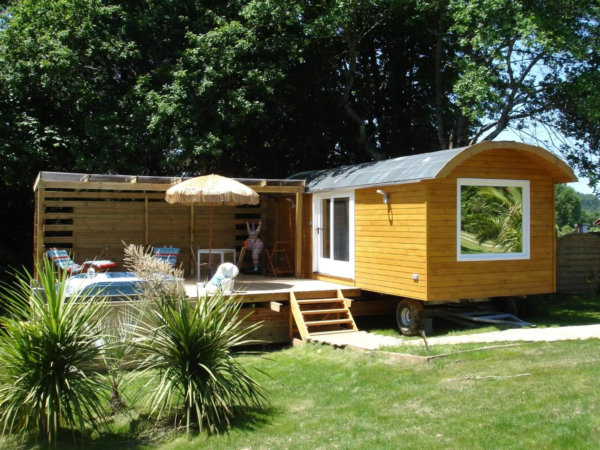 Property building in MAROSENIA TTIKI - Cabanes et Spa