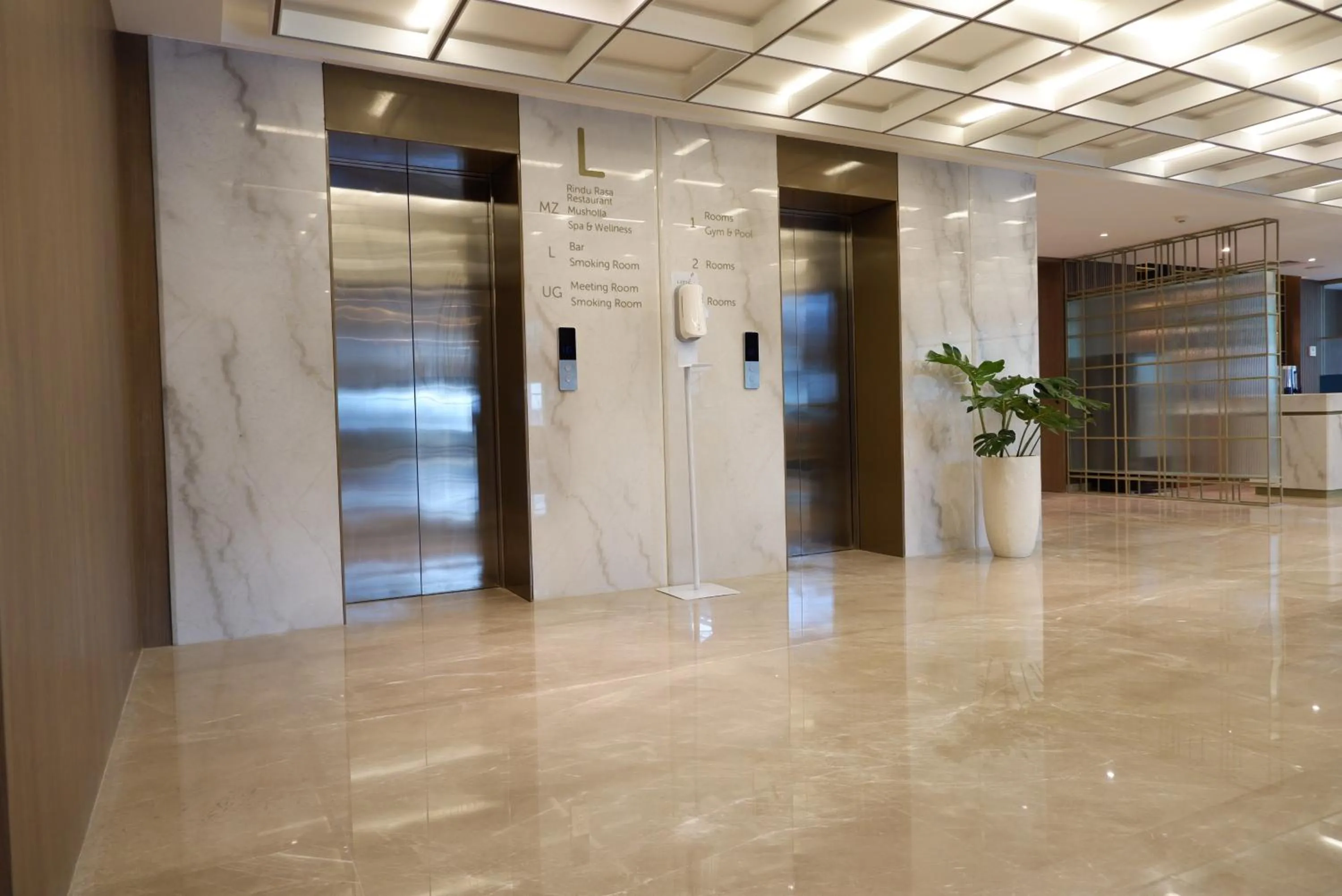 elevator in Grand Anara Airport Hotel