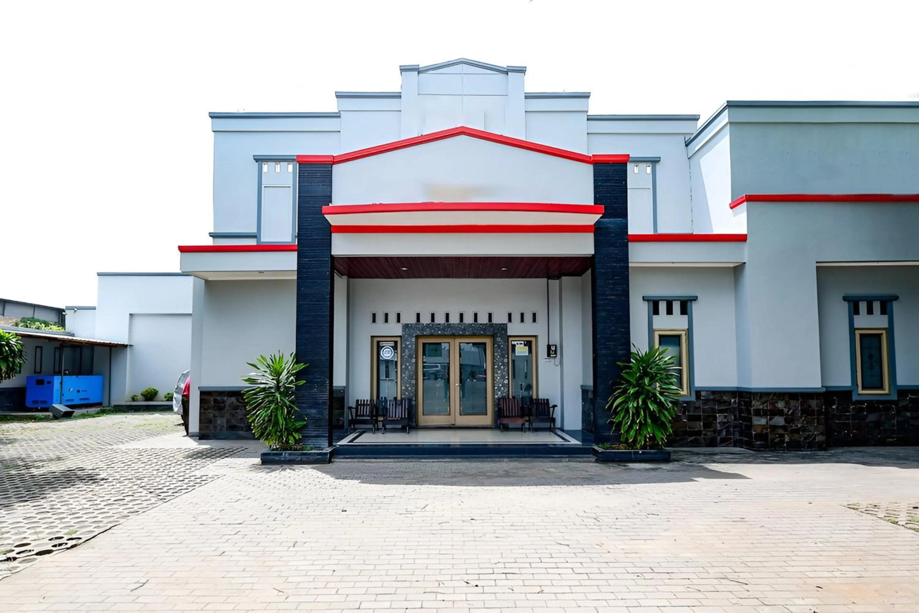 Property building in El Rio Alun-Alun Tegal Hotel by Sajiwa