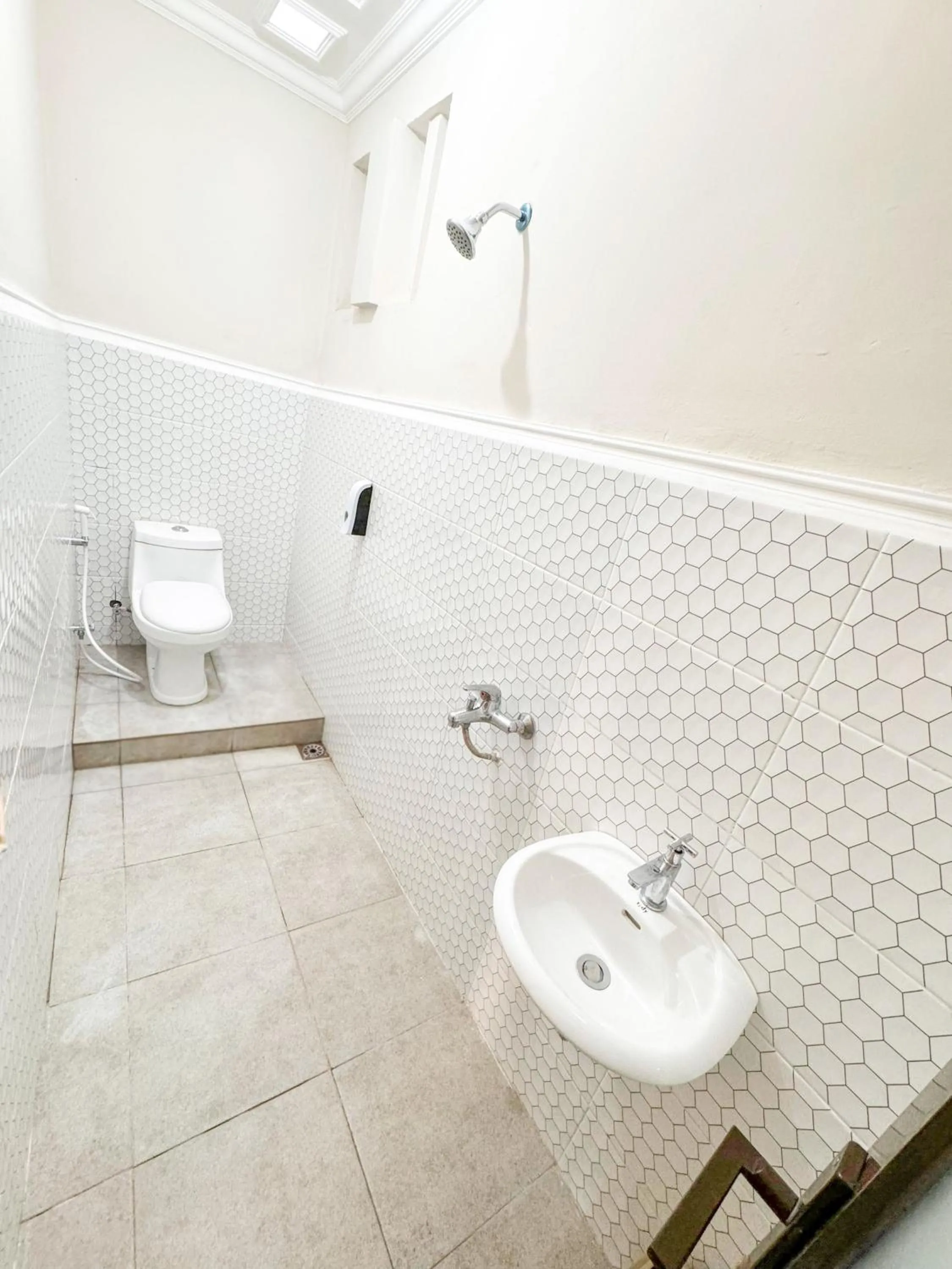 Toilet in El Rio Alun-Alun Tegal Hotel by Sajiwa