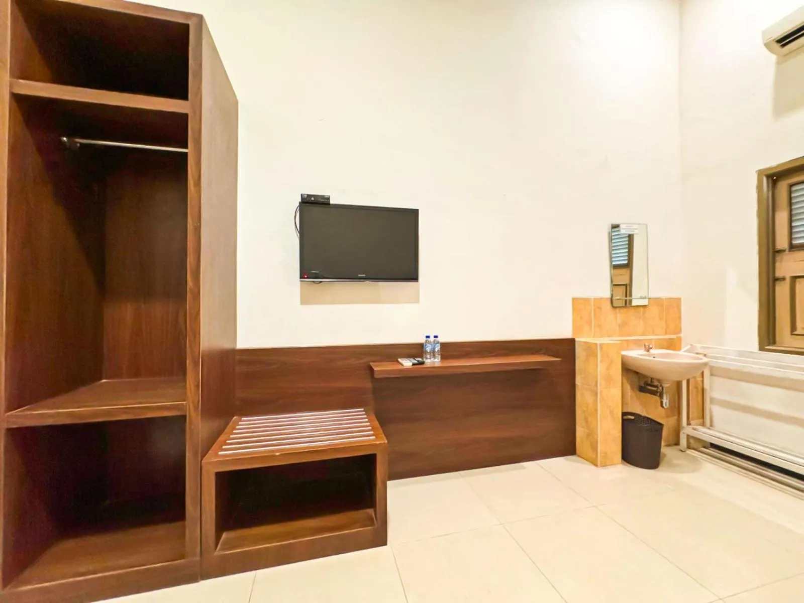 hair dresser in El Rio Alun-Alun Tegal Hotel by Sajiwa