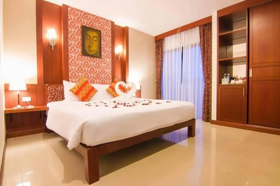 Bed in Patong Hemingways Hotel