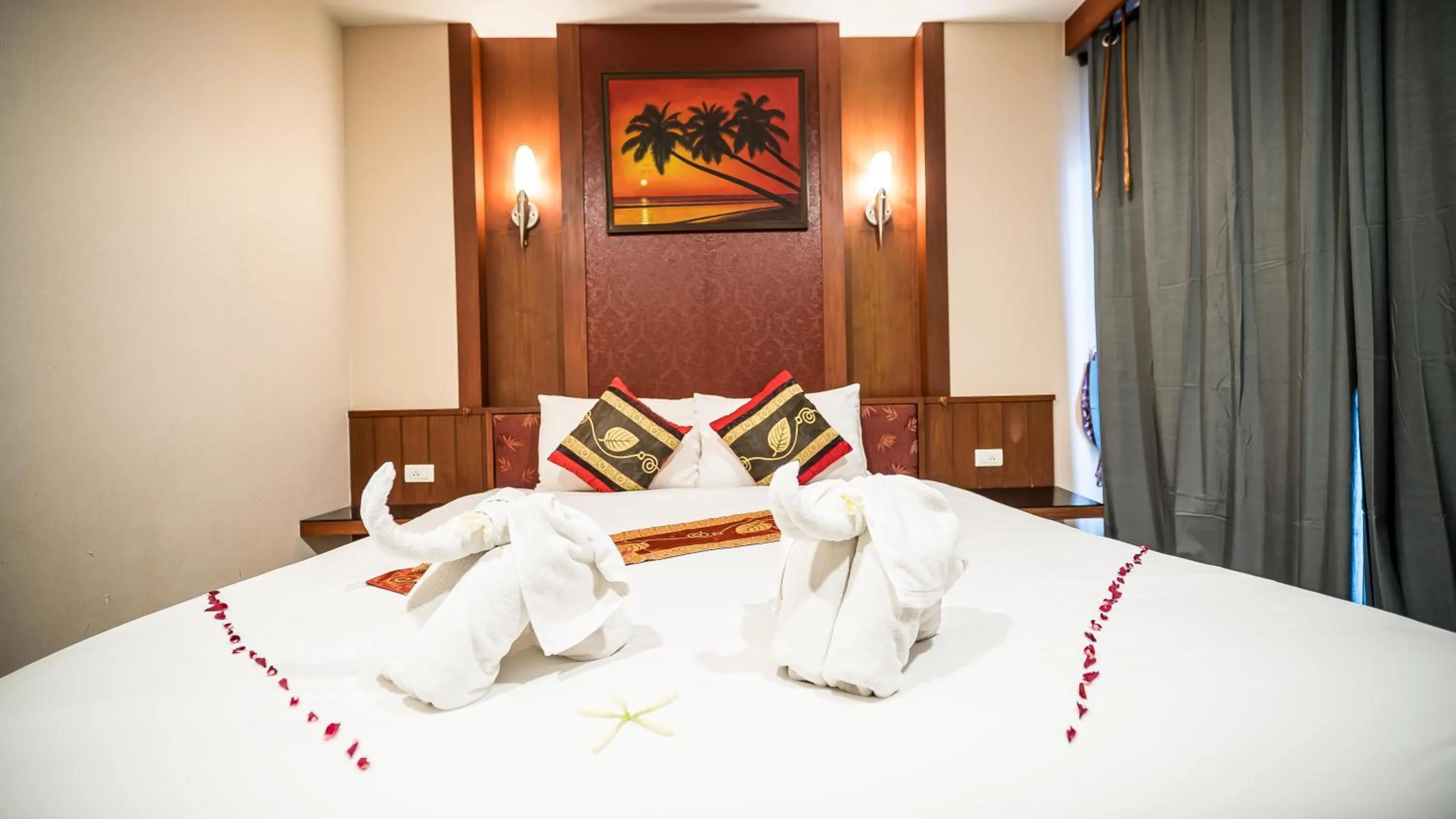 Bed in Patong Hemingways Hotel