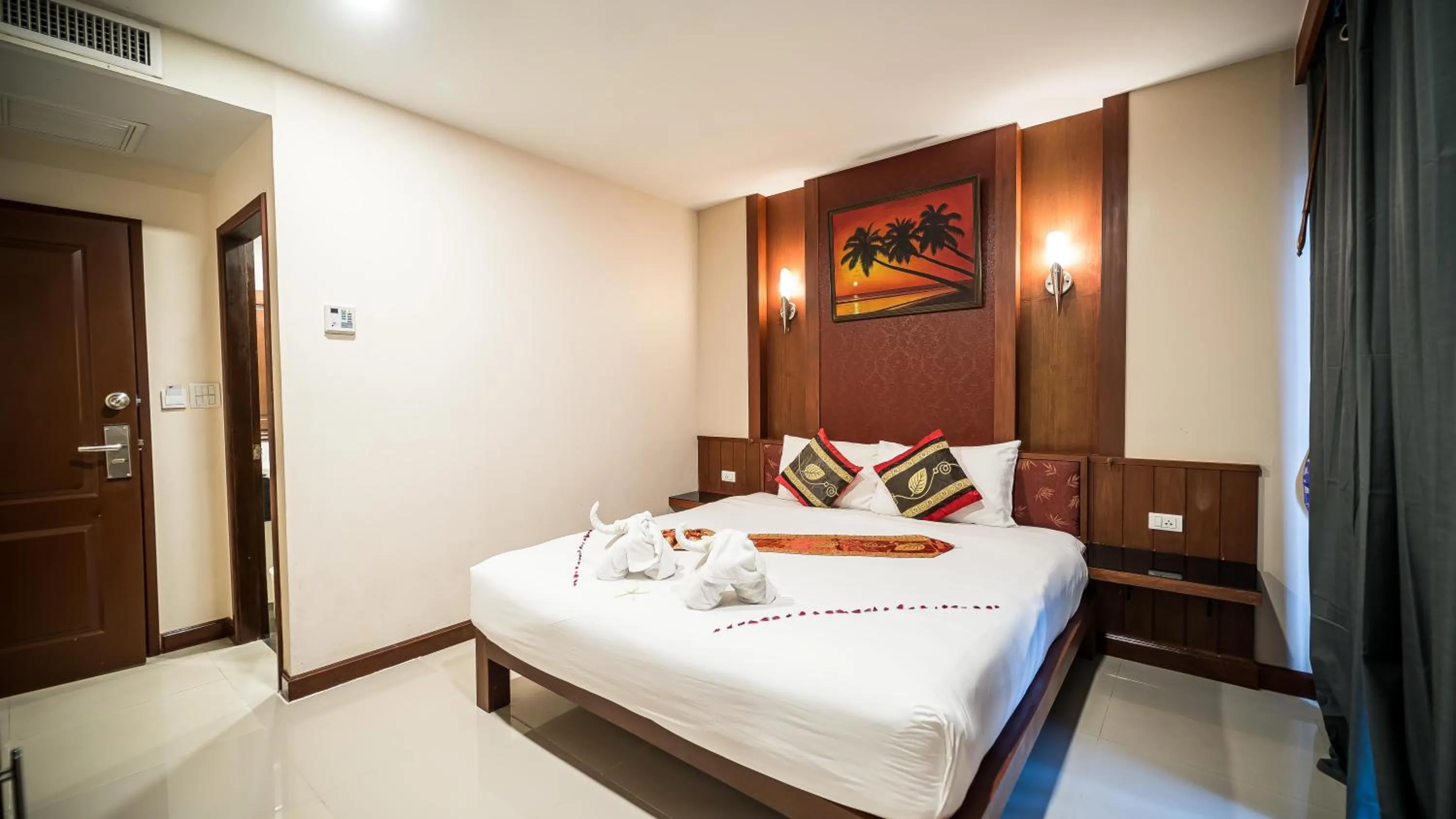 Bed in Patong Hemingways Hotel