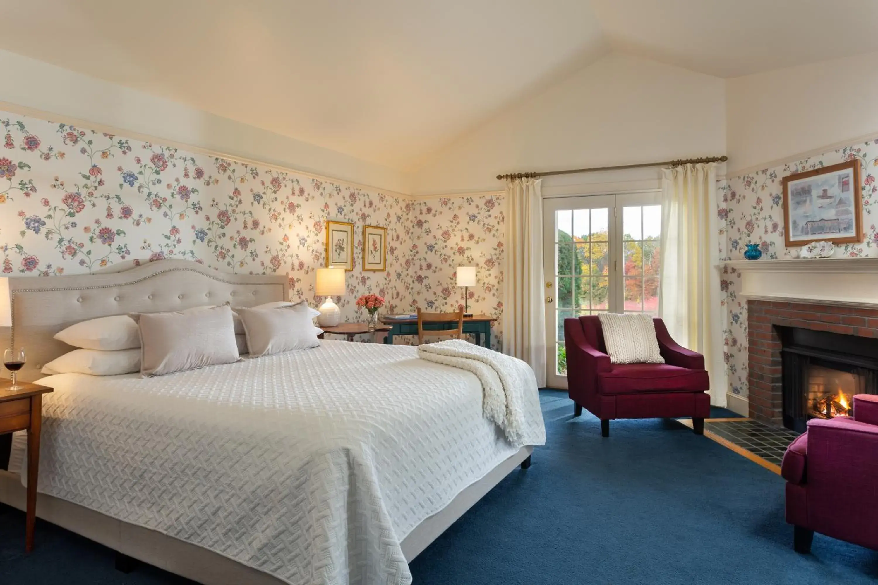 Deluxe Queen Room in Chesterfield Inn Deluxe Queen Room in Chesterfield Inn