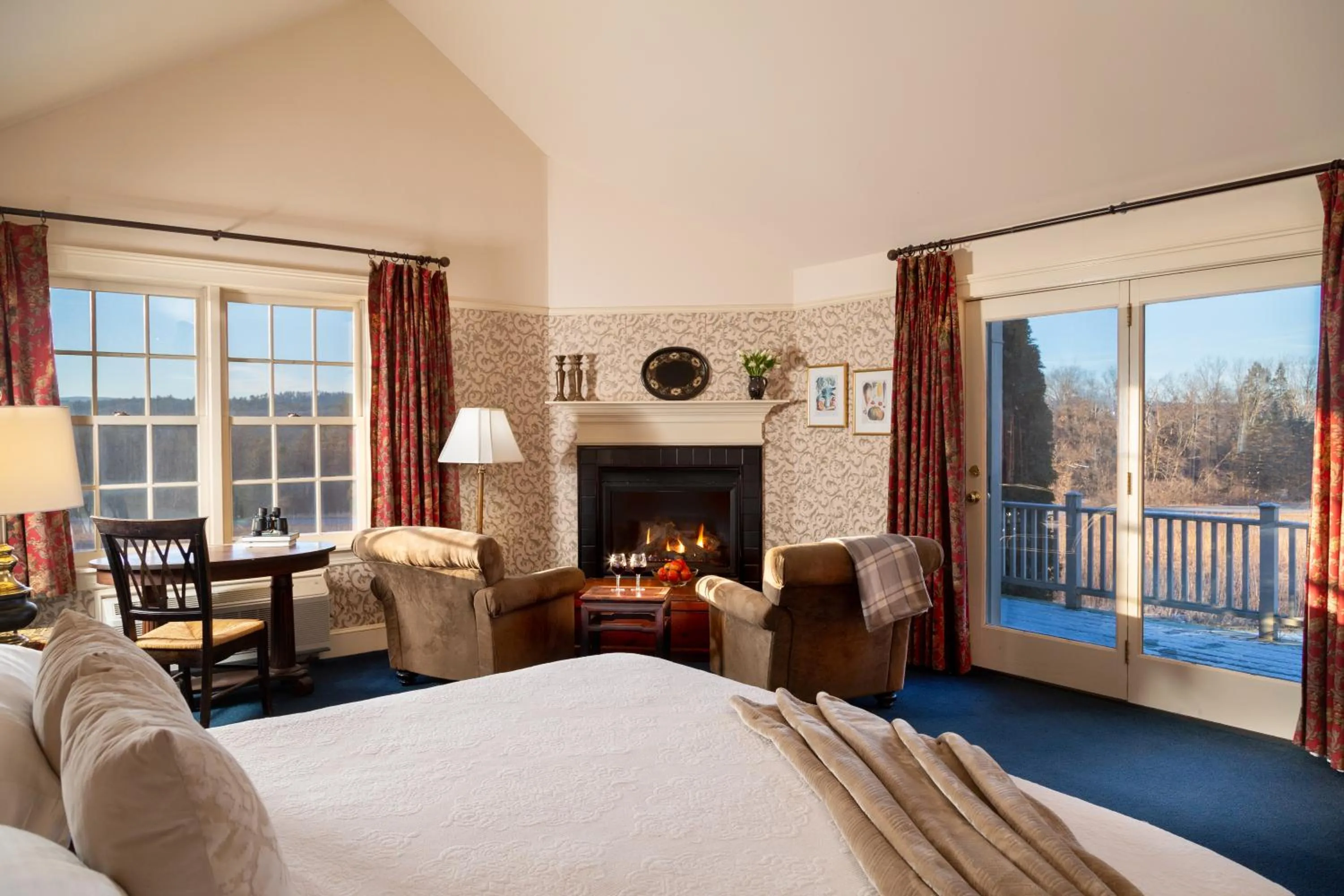 Seating area, Bed in Chesterfield Inn