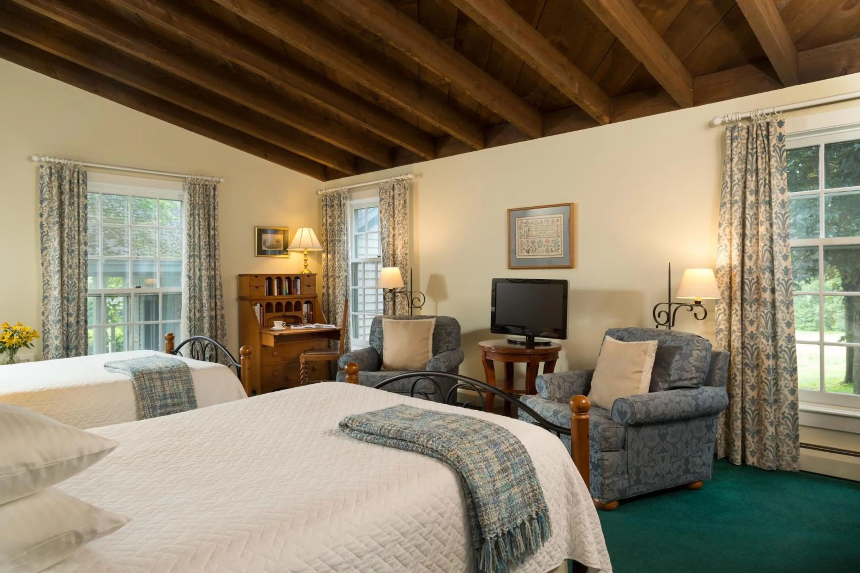 Photo of the whole room, Bed in Chesterfield Inn