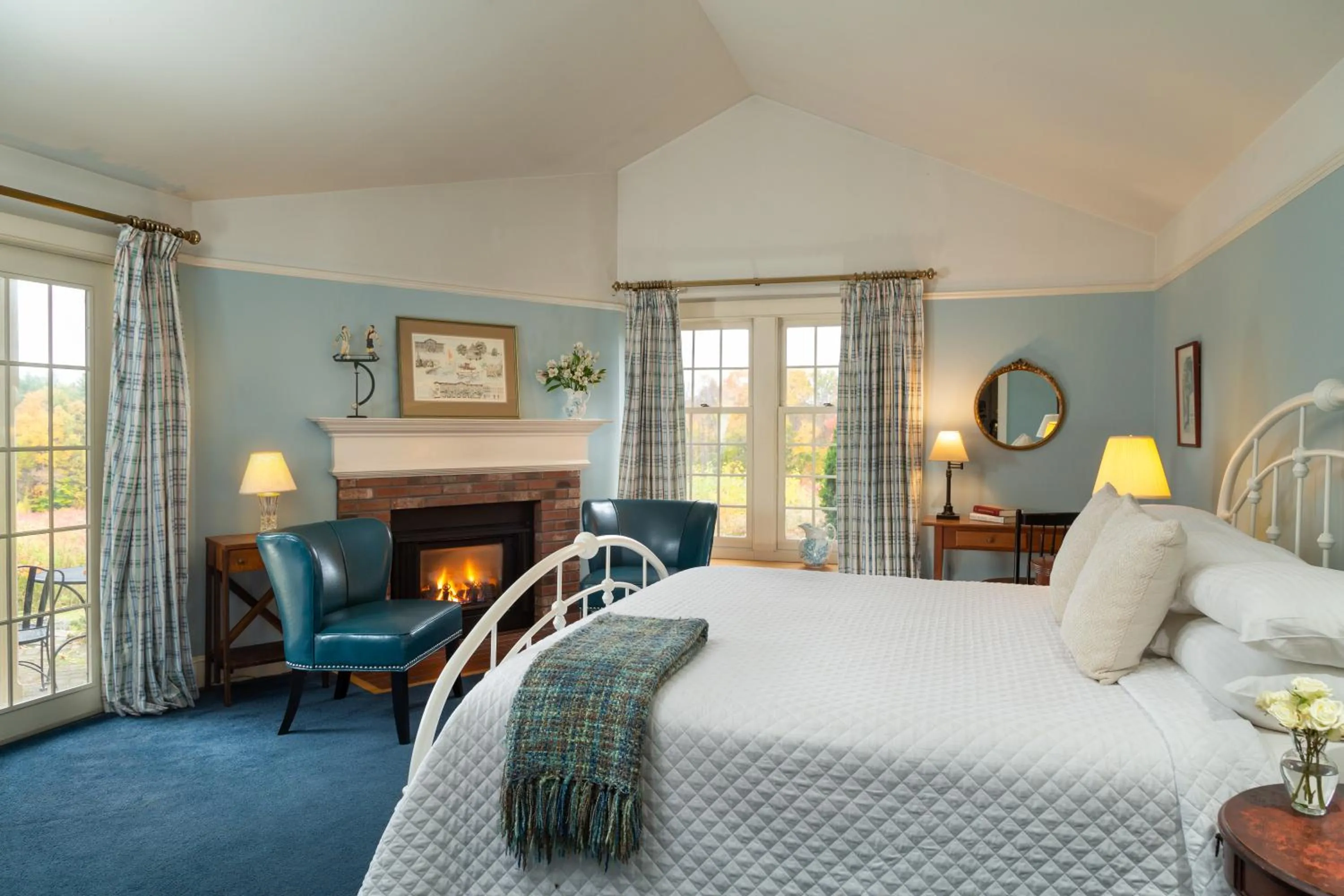 Photo of the whole room, Bed in Chesterfield Inn