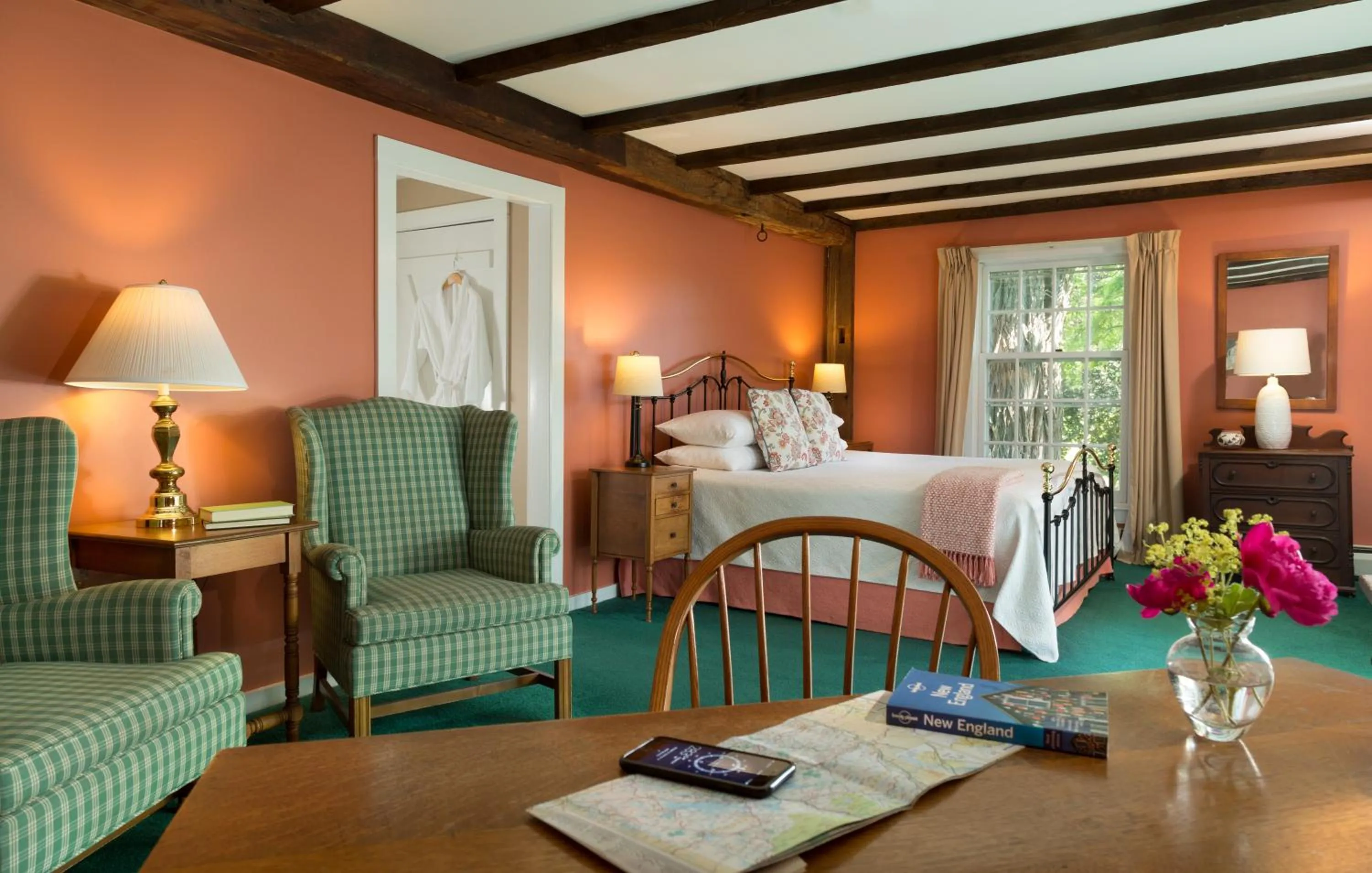 Photo of the whole room, Bed in Chesterfield Inn