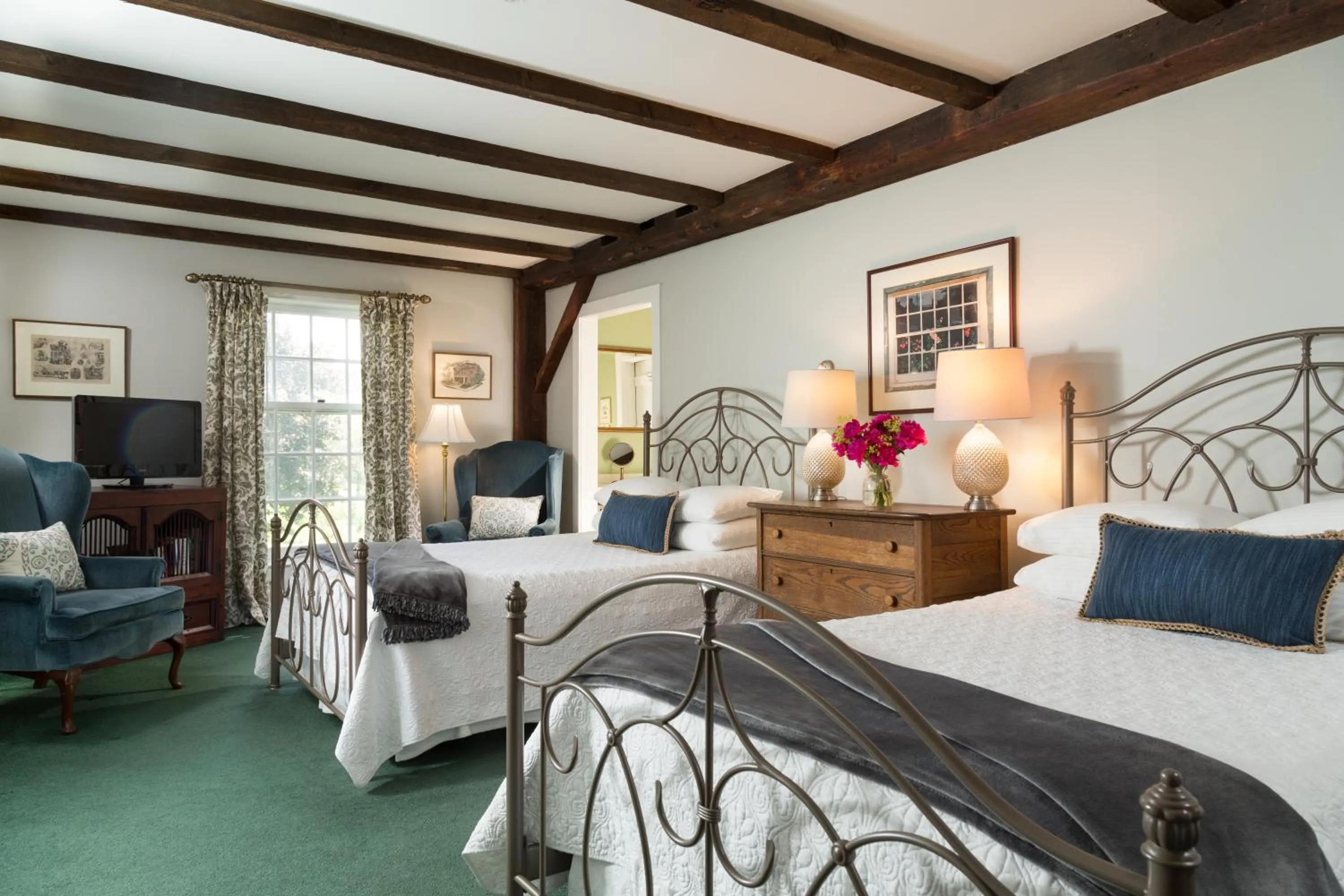 Photo of the whole room, Bed in Chesterfield Inn