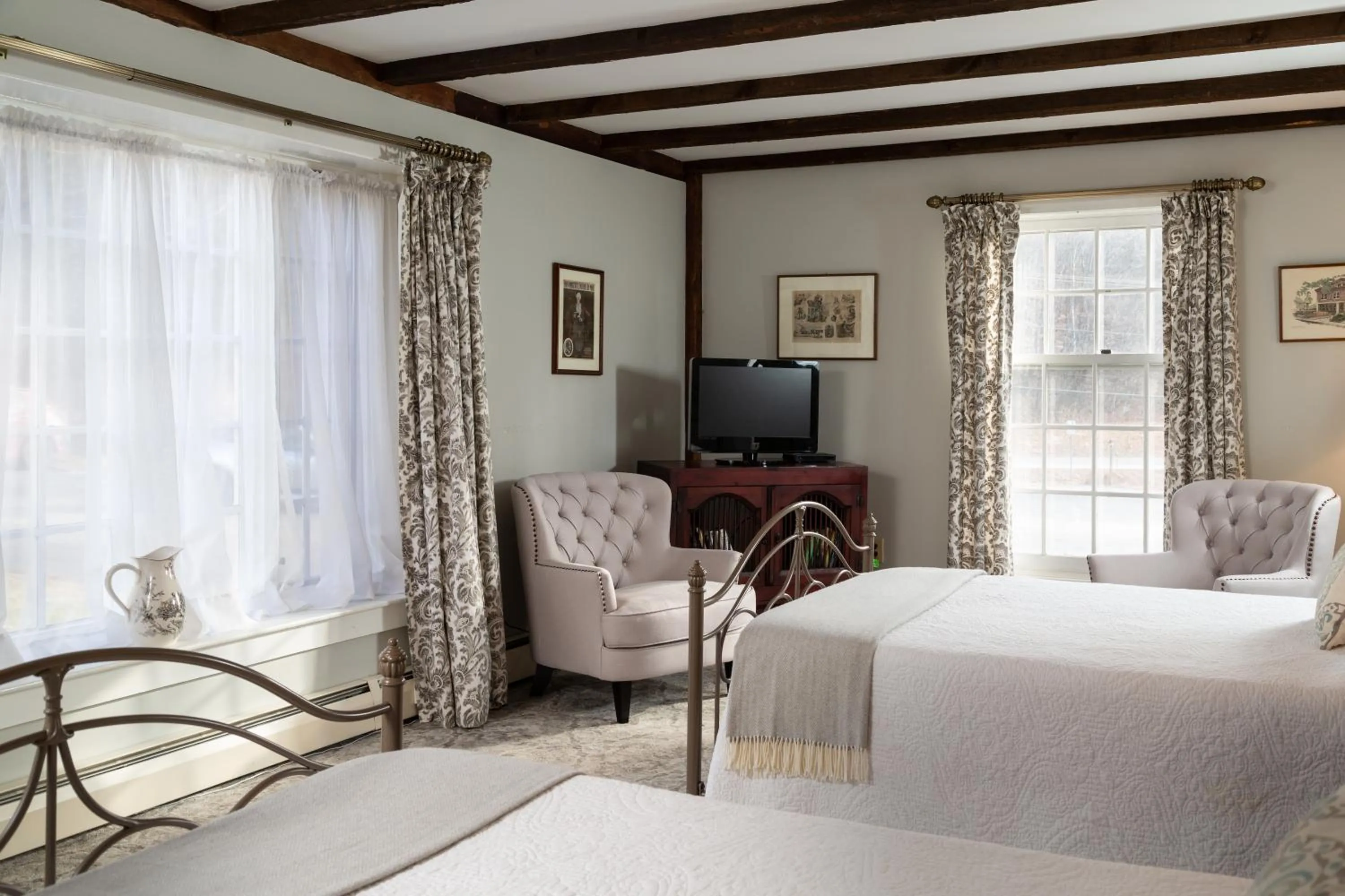 Seating area, Bed in Chesterfield Inn