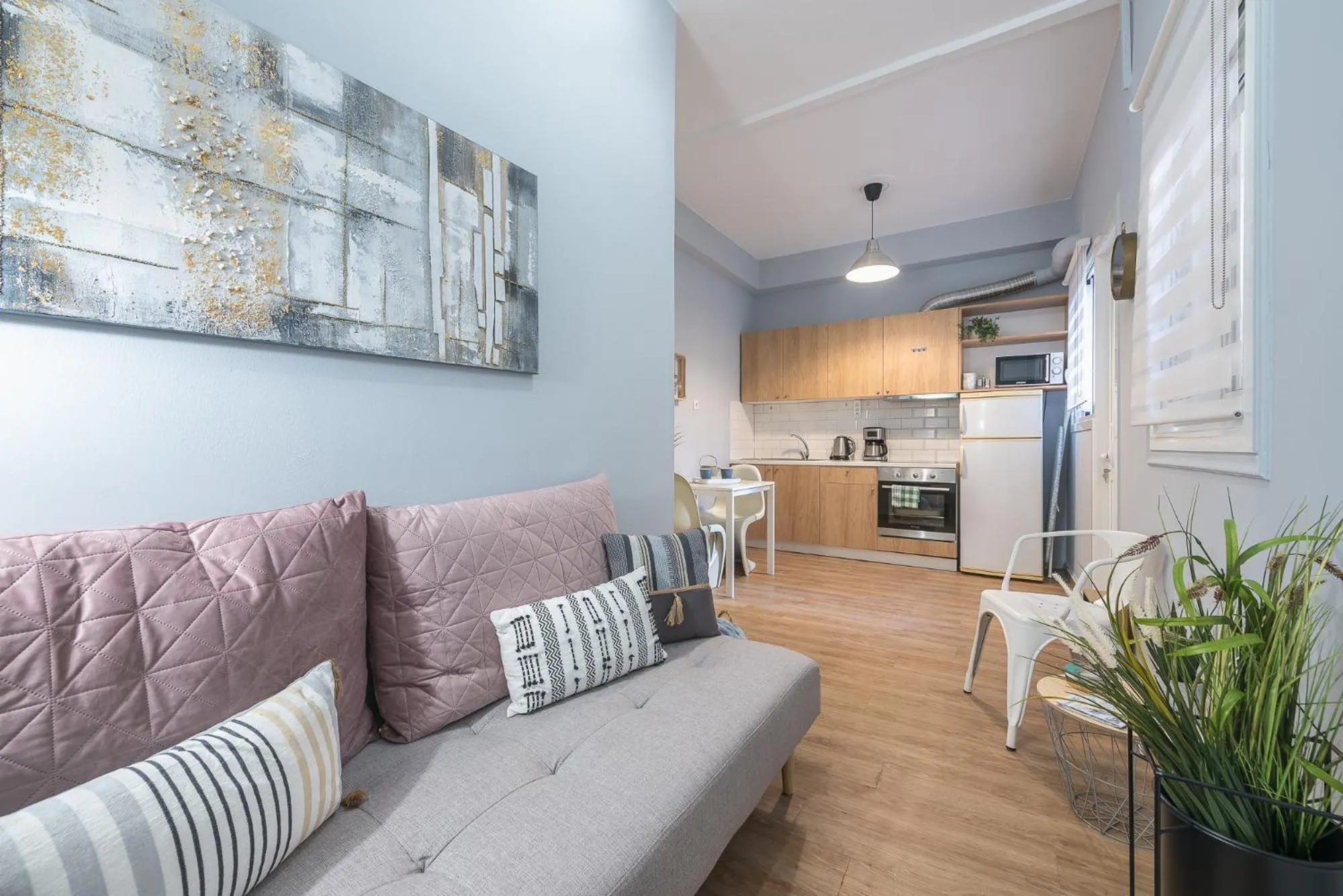 Living room in City Nest Apartment by Cloudkeys