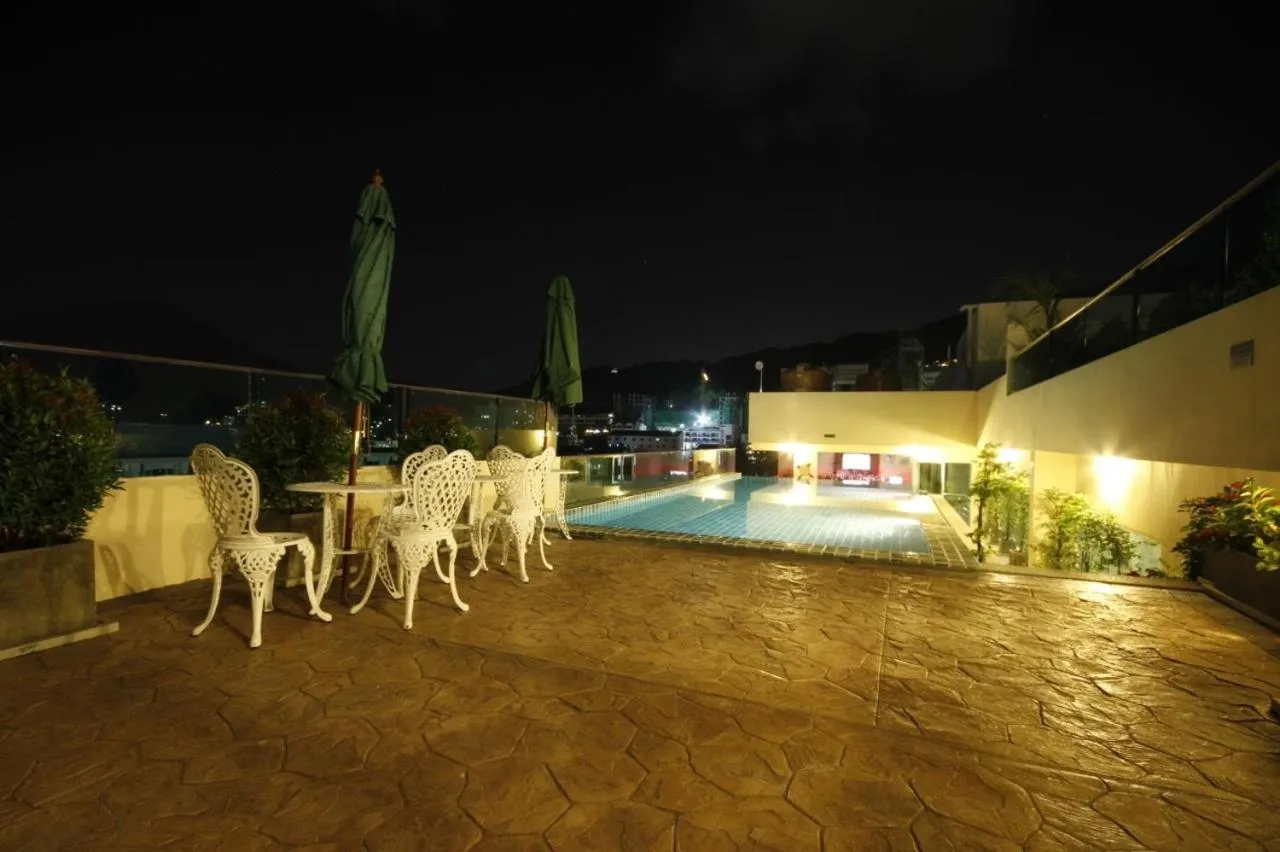 Swimming pool in Hemingways Silk Hotel