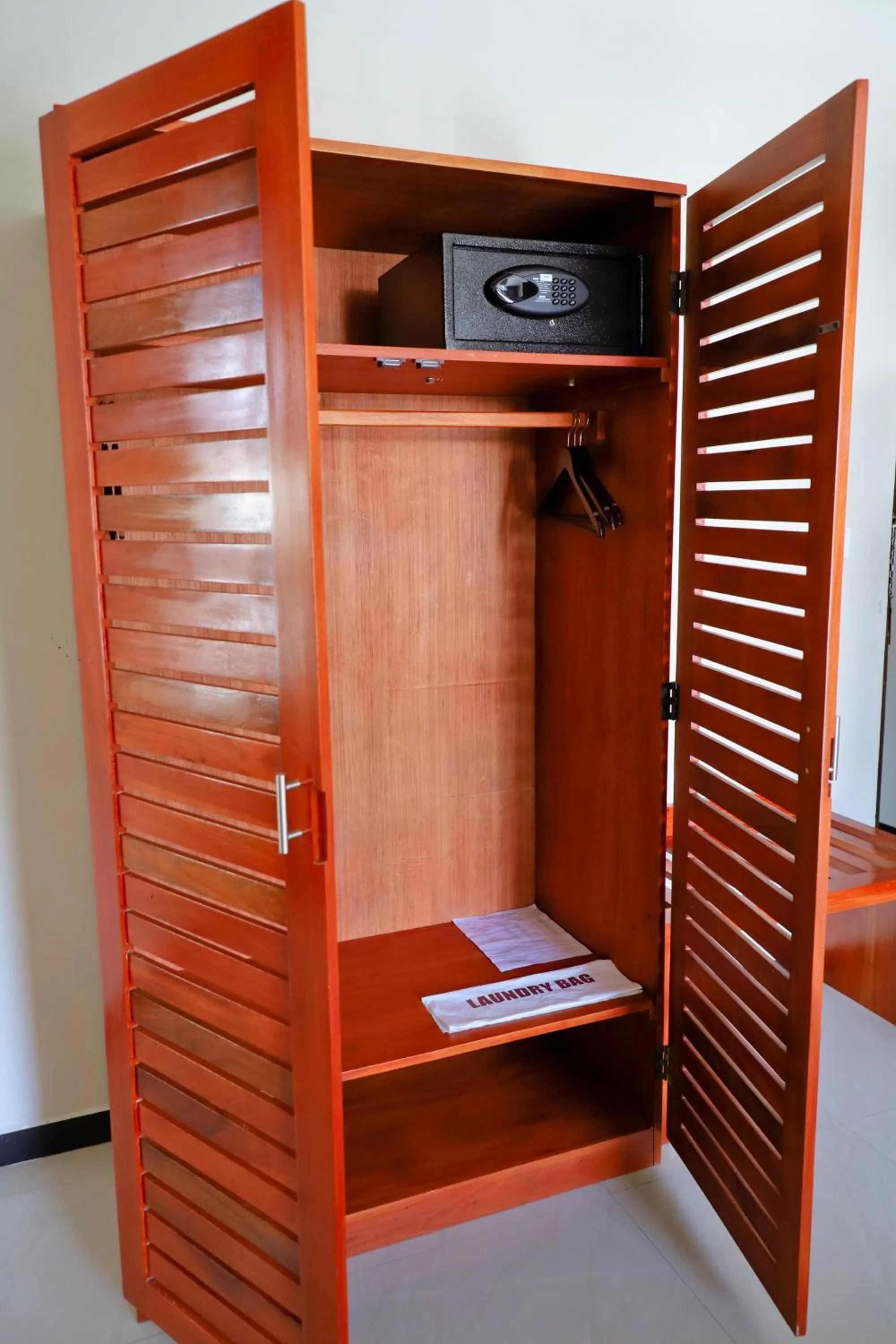 safe in Oak Ray La Ella Breeze