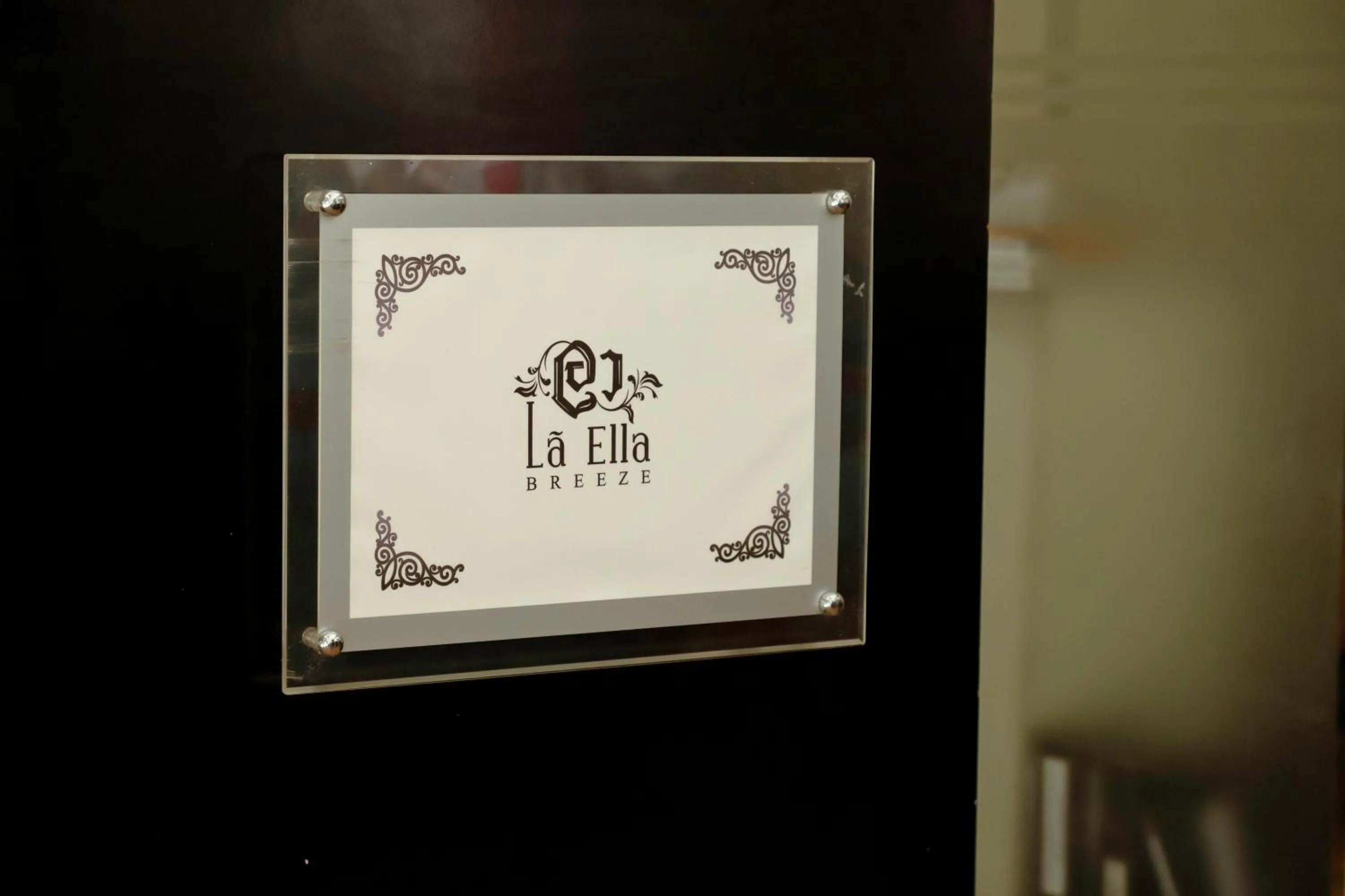 Logo/Certificate/Sign in Oak Ray La Ella Breeze