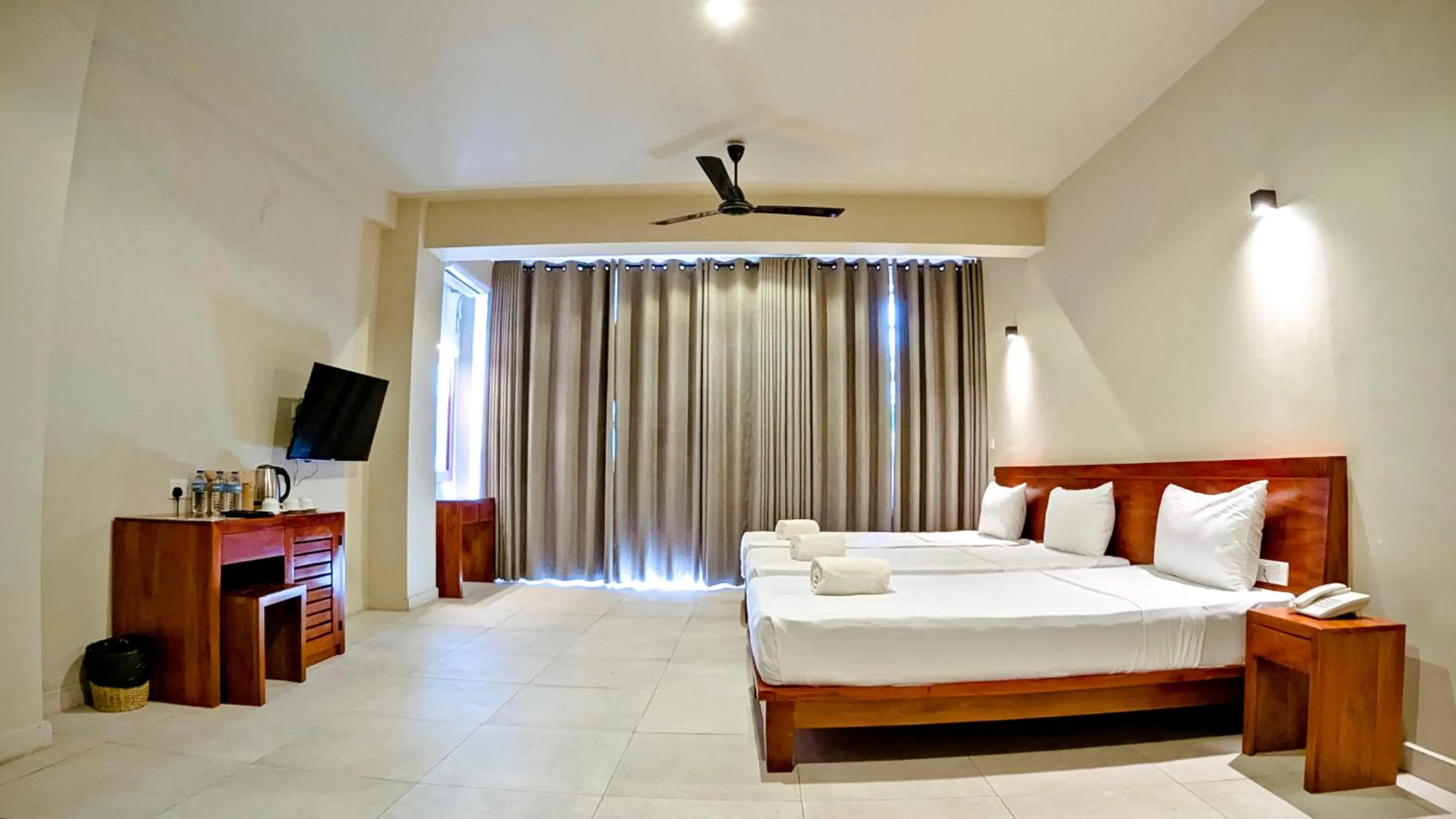 Photo of the whole room, Bed in Oak Ray La Ella Breeze