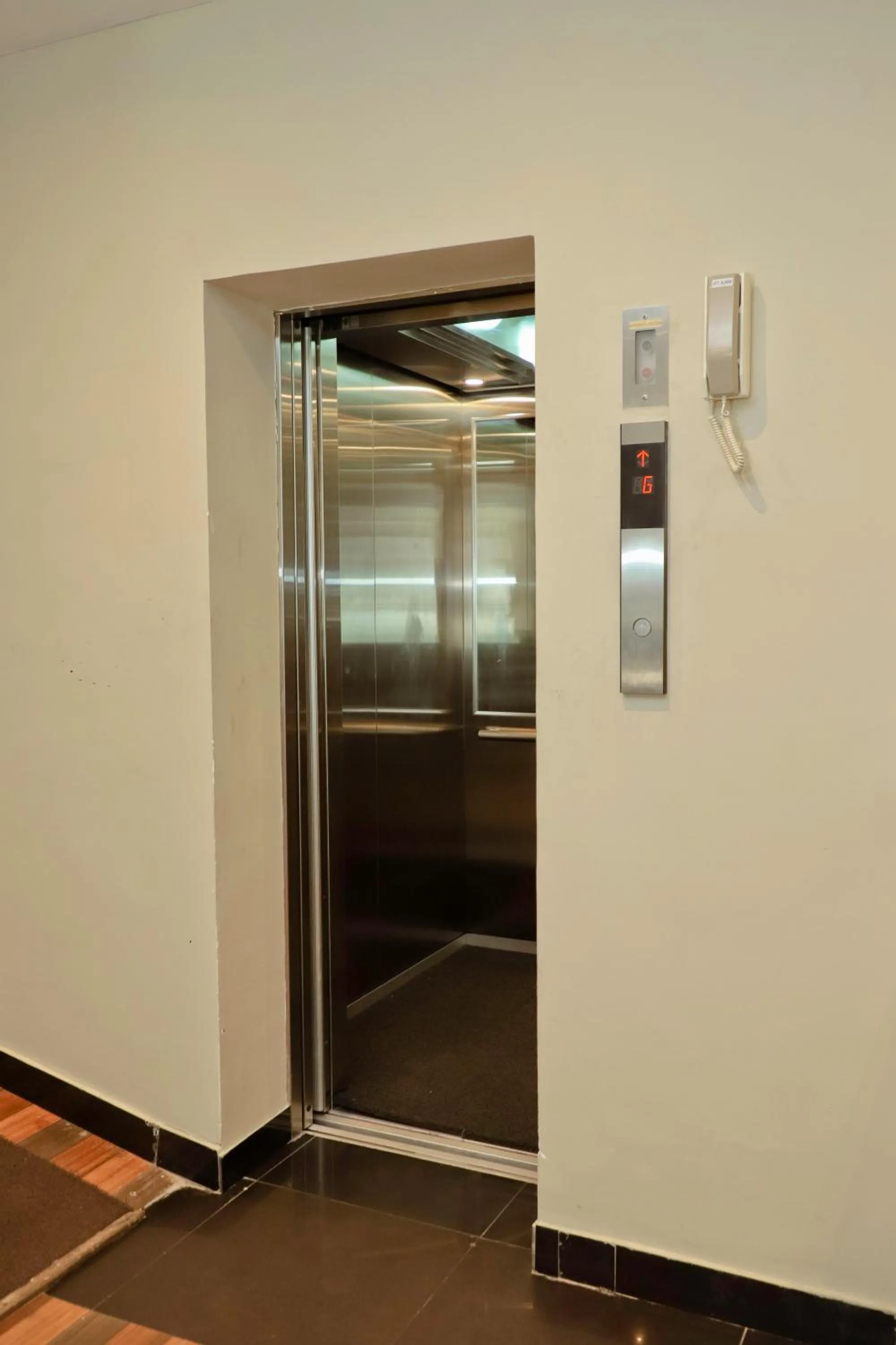 elevator in Oak Ray La Ella Breeze