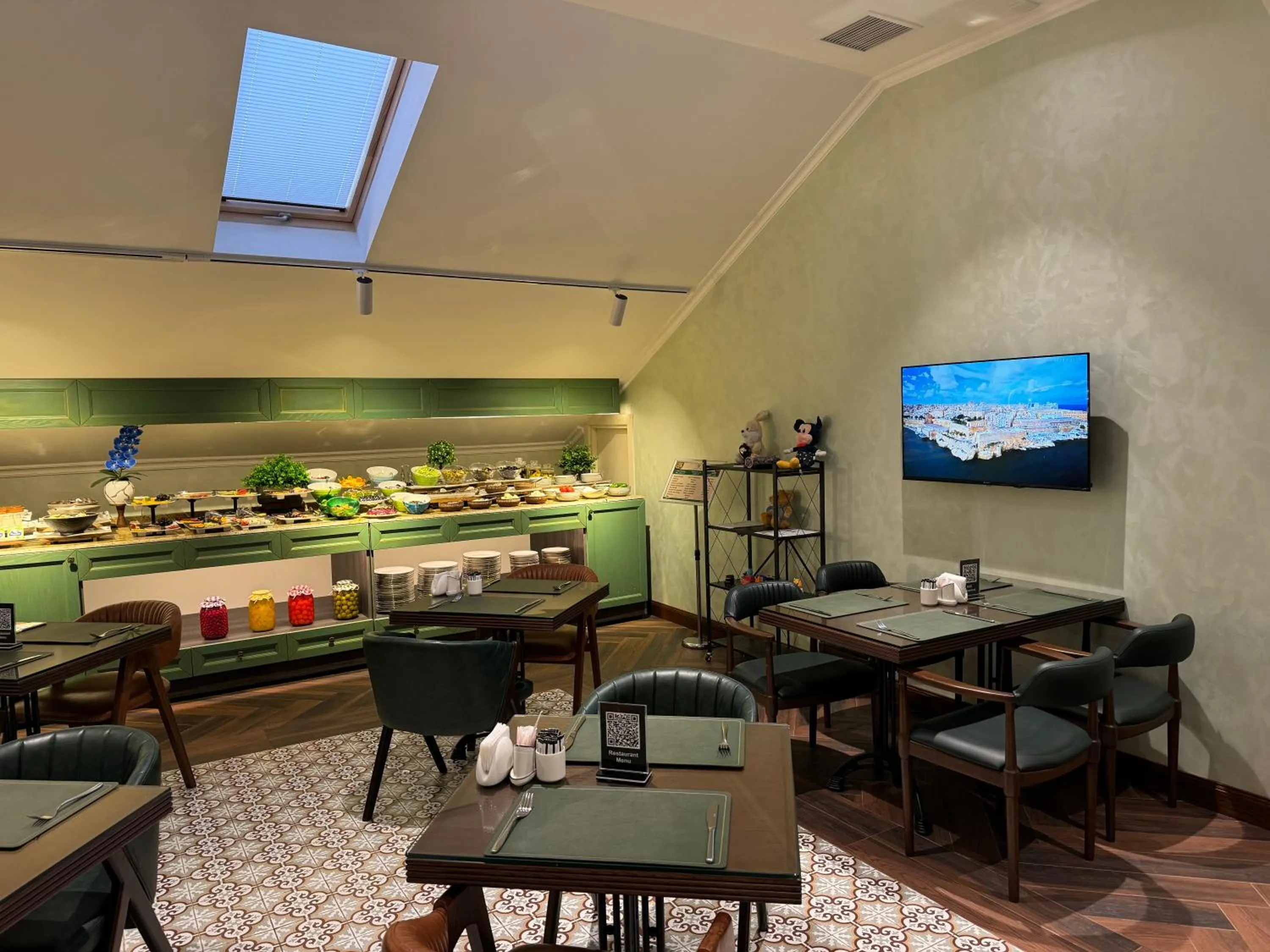 Restaurant/places to eat in Midway Hotel Baku