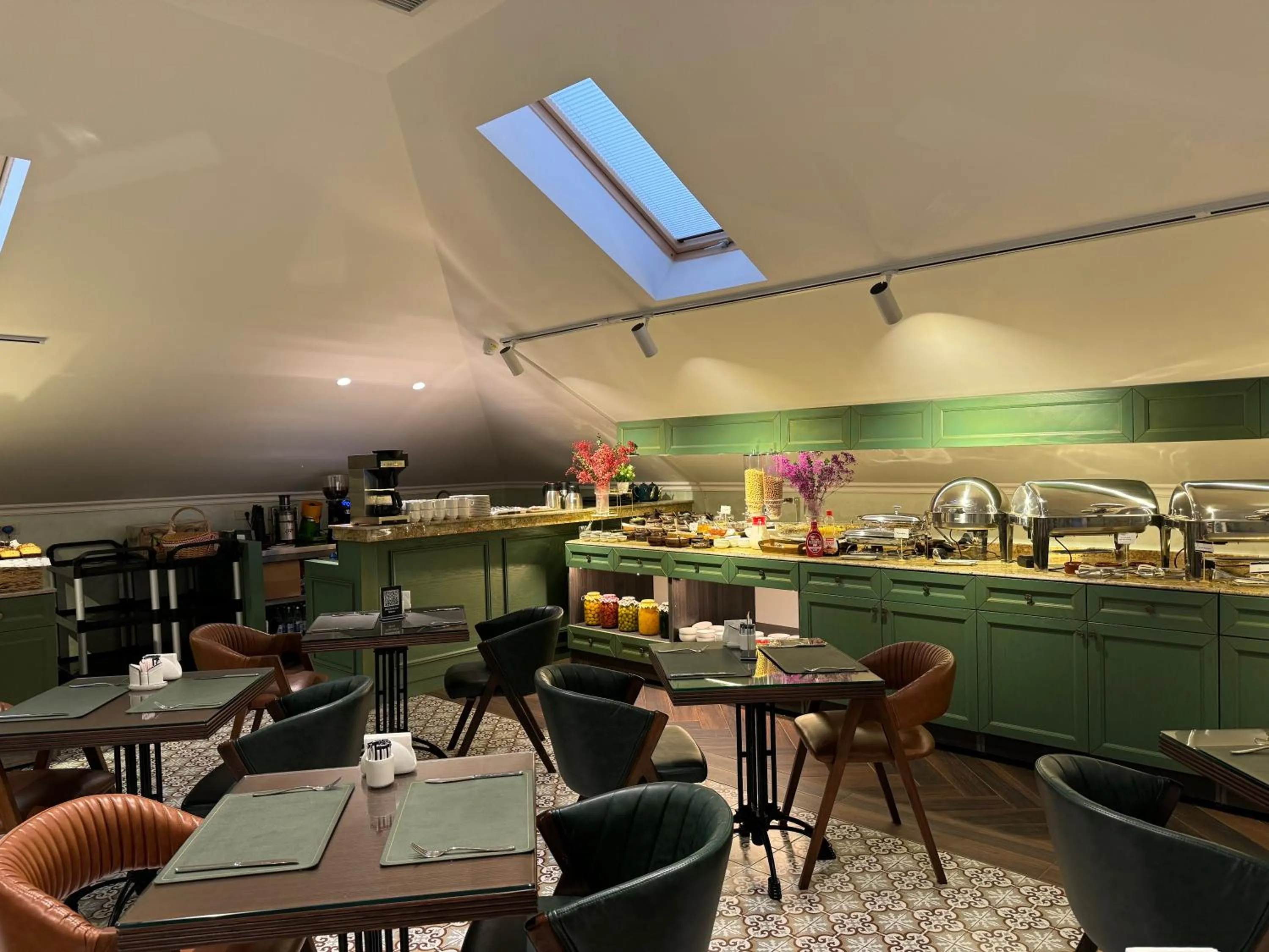 Restaurant/places to eat in Midway Hotel Baku