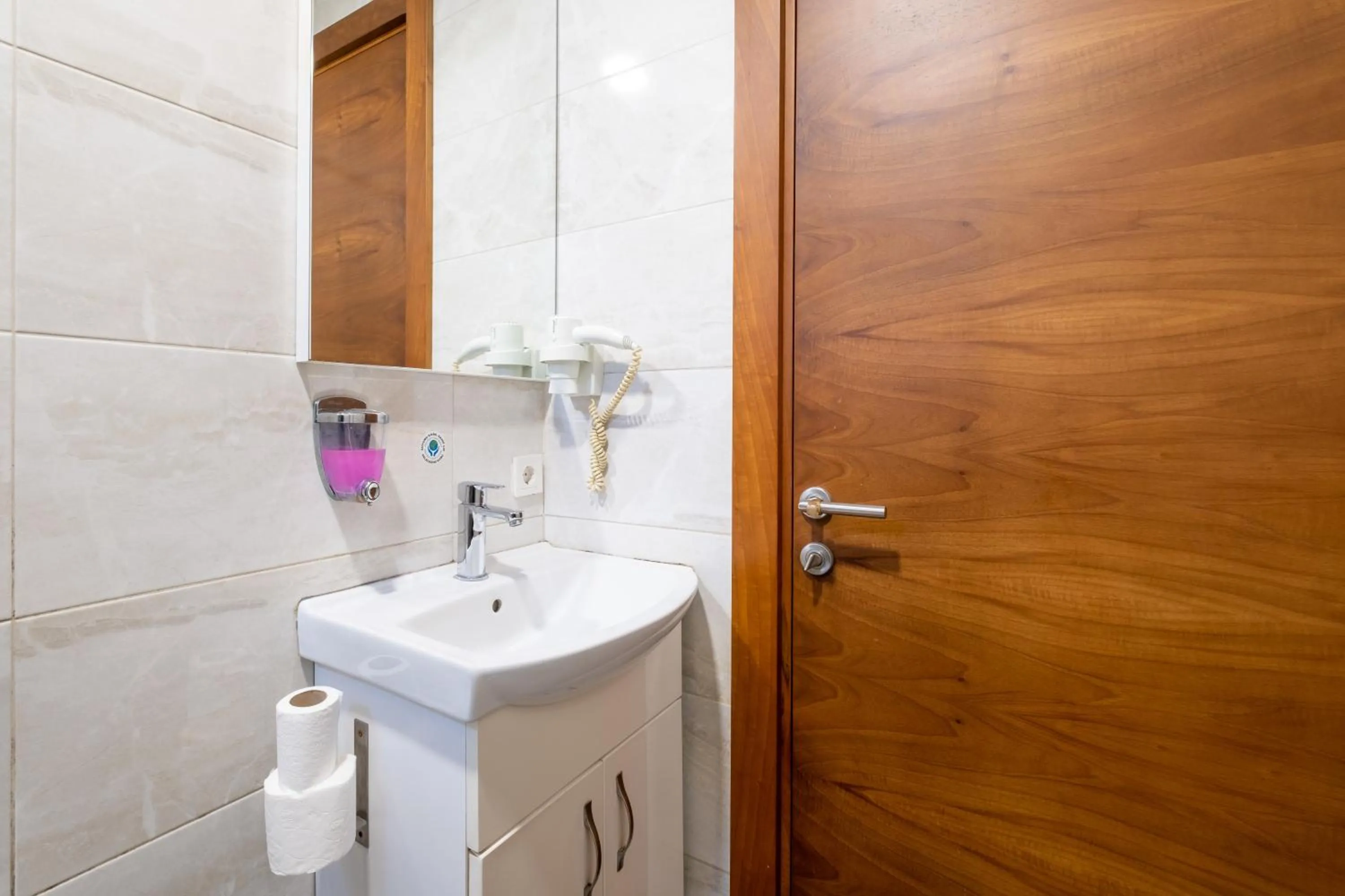 Shower in Dreams İstanbul Hotel