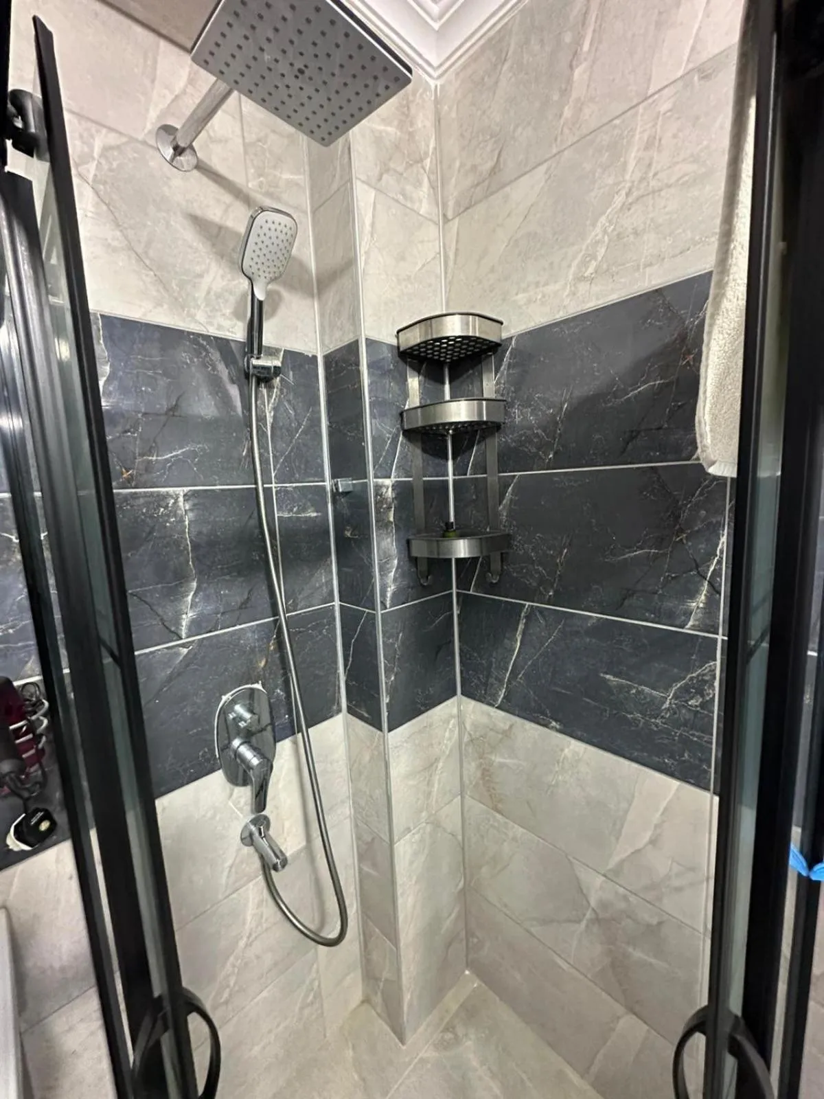 Shower in Mavi Restaurant & Apartments 3