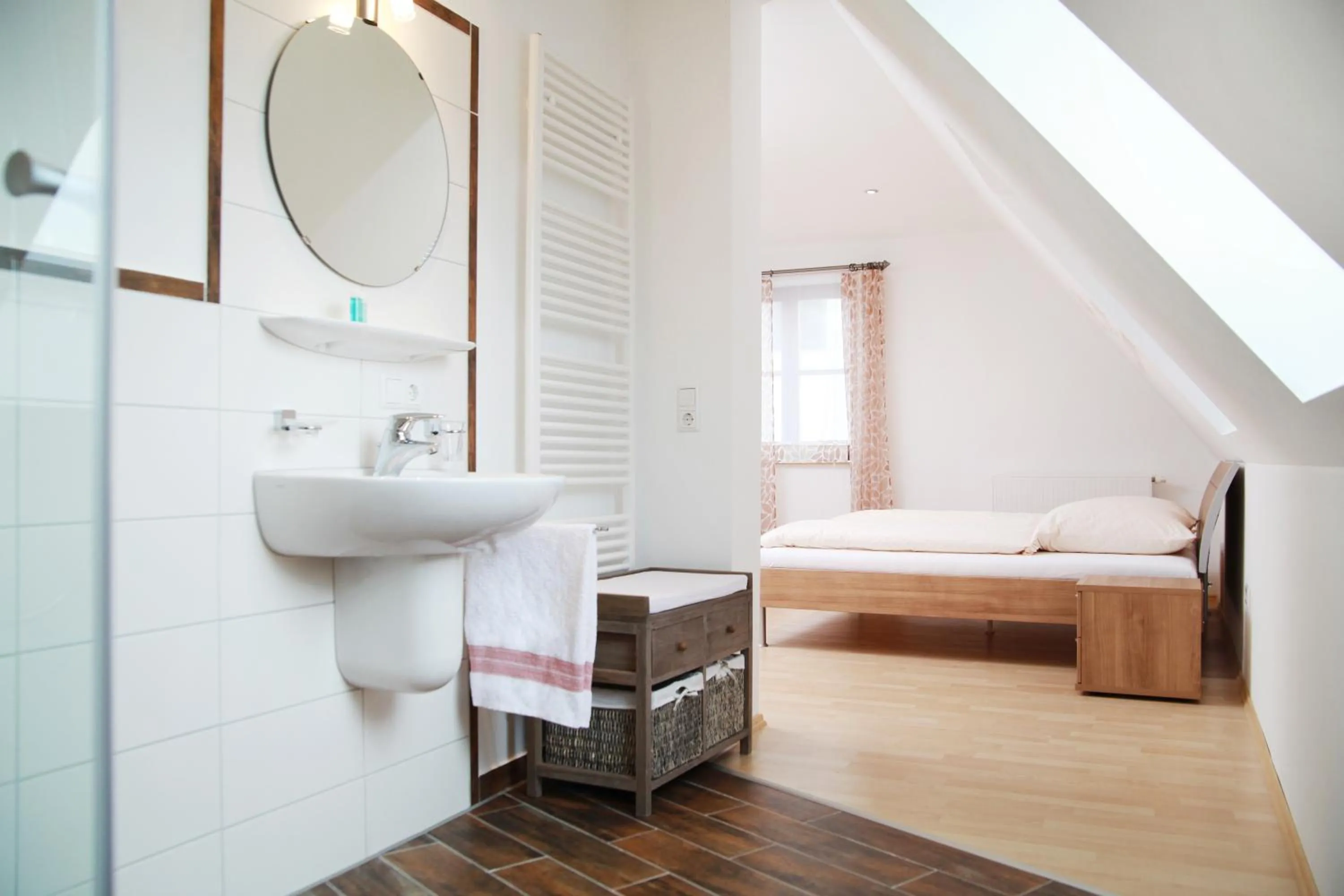 Shower, Bed in Hotel & Restaurant Zur Glocke