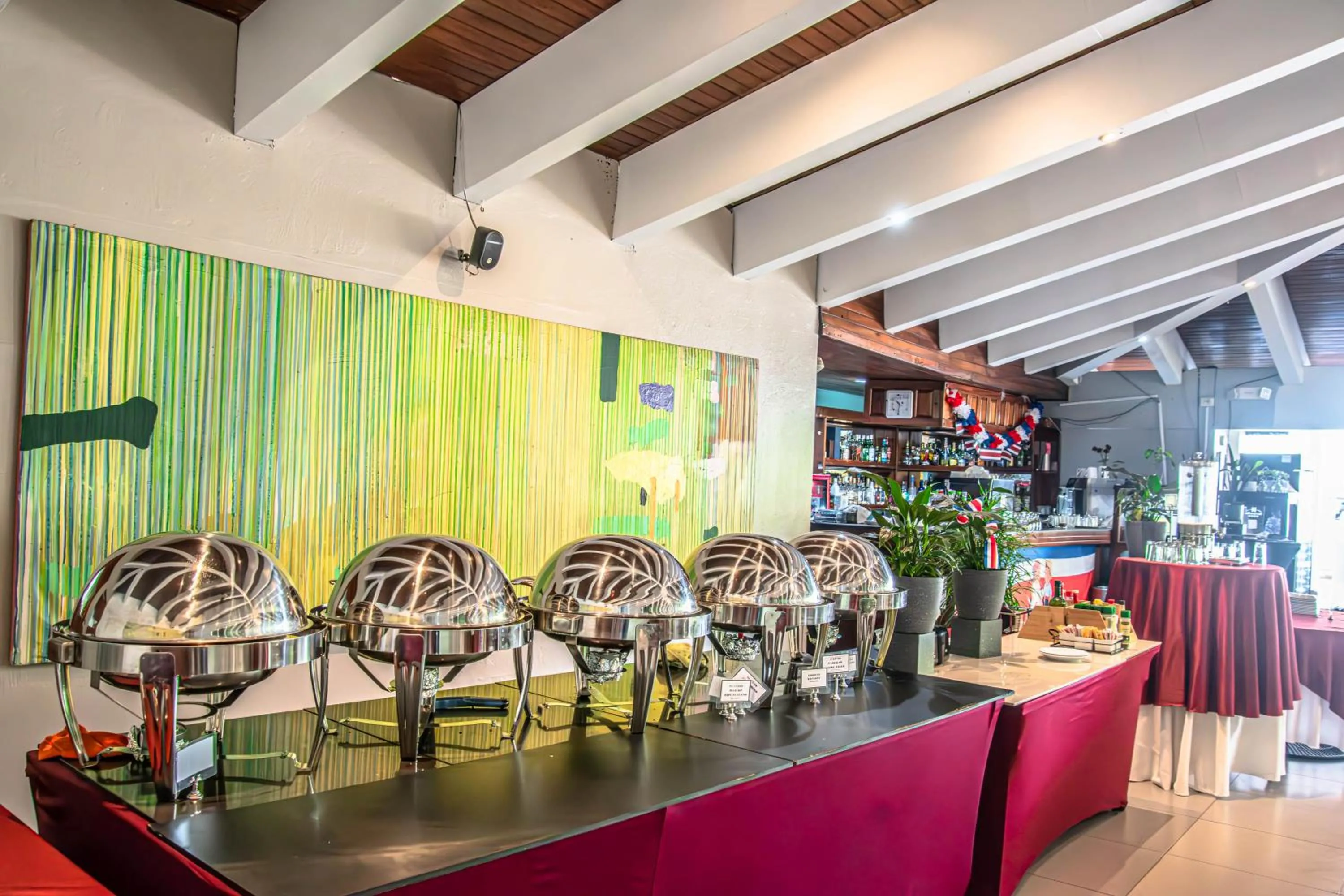 Restaurant/places to eat in Hotel del Sur
