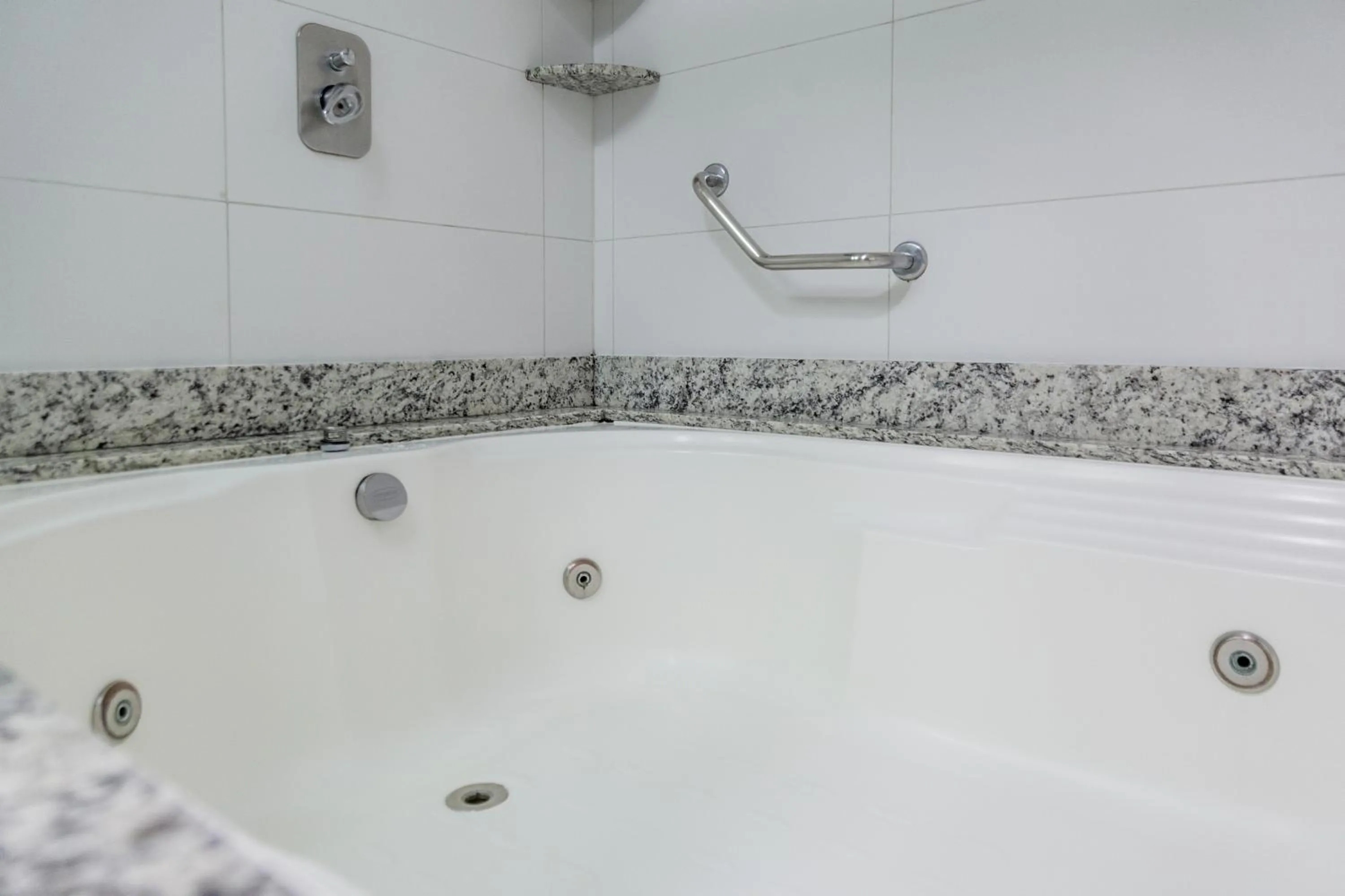 Hot Tub in Mogano Premium Hotel - ELETROPOSTO