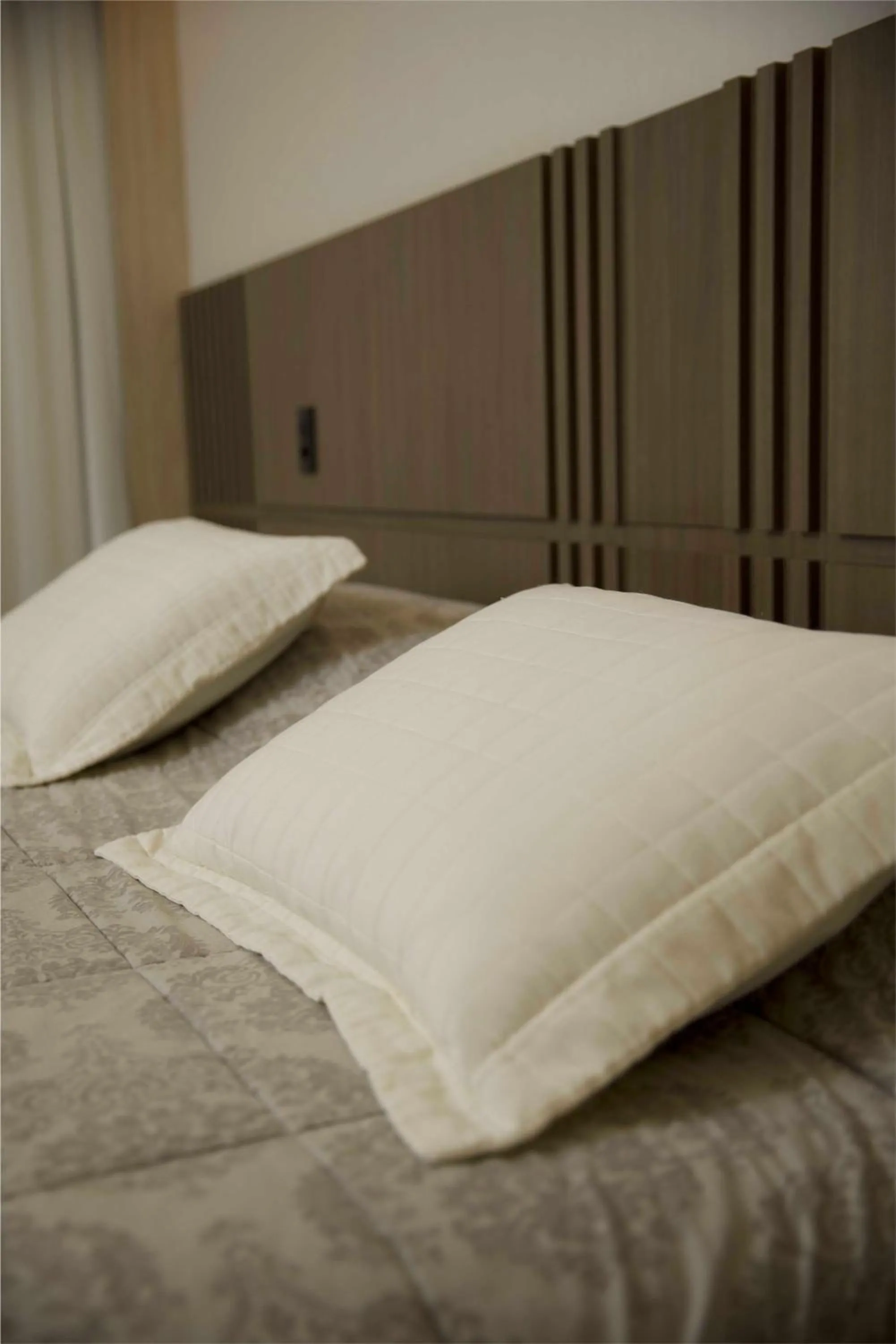 Bed in Mogano Premium Hotel - ELETROPOSTO