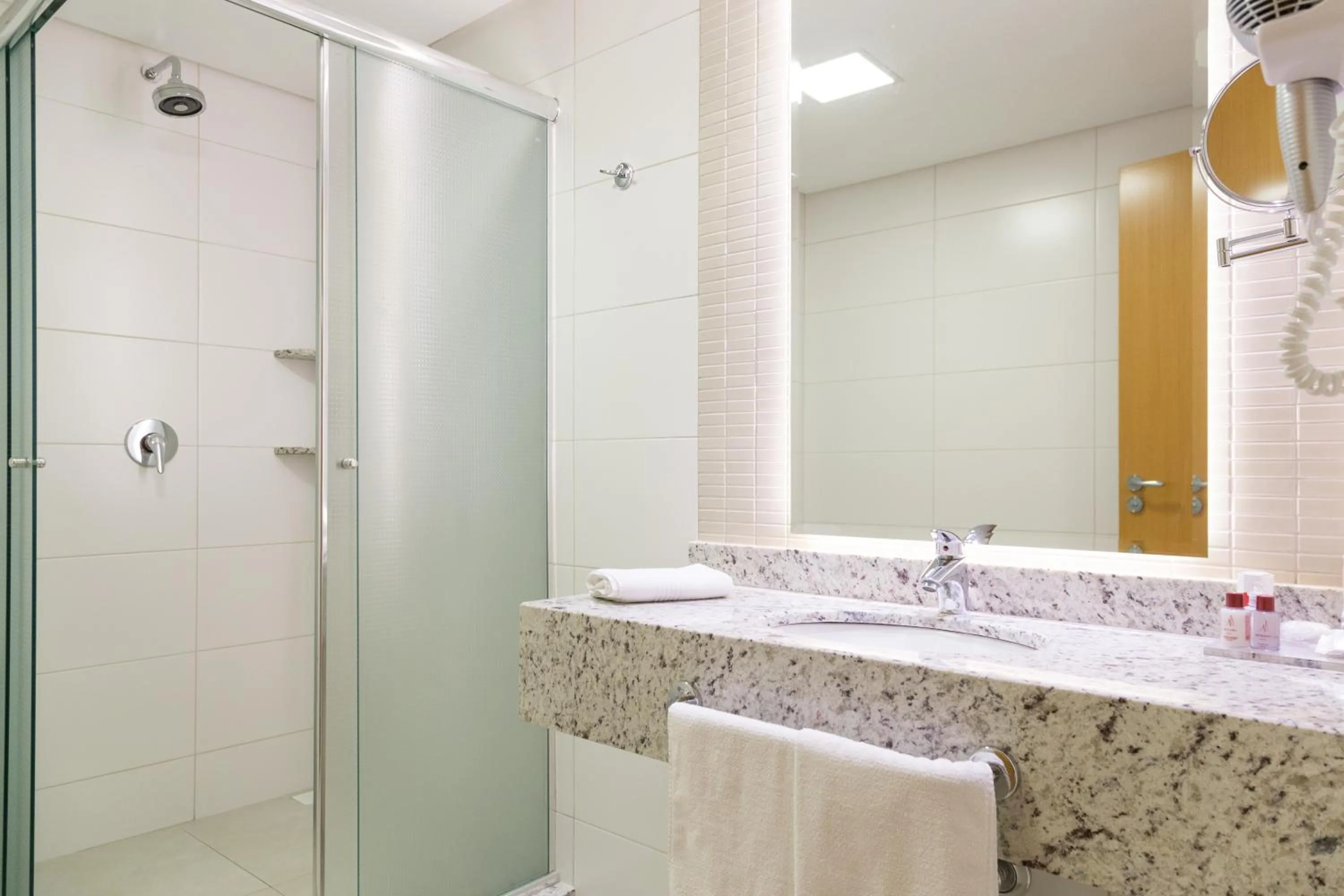 Bathroom in Mogano Premium Hotel - ELETROPOSTO
