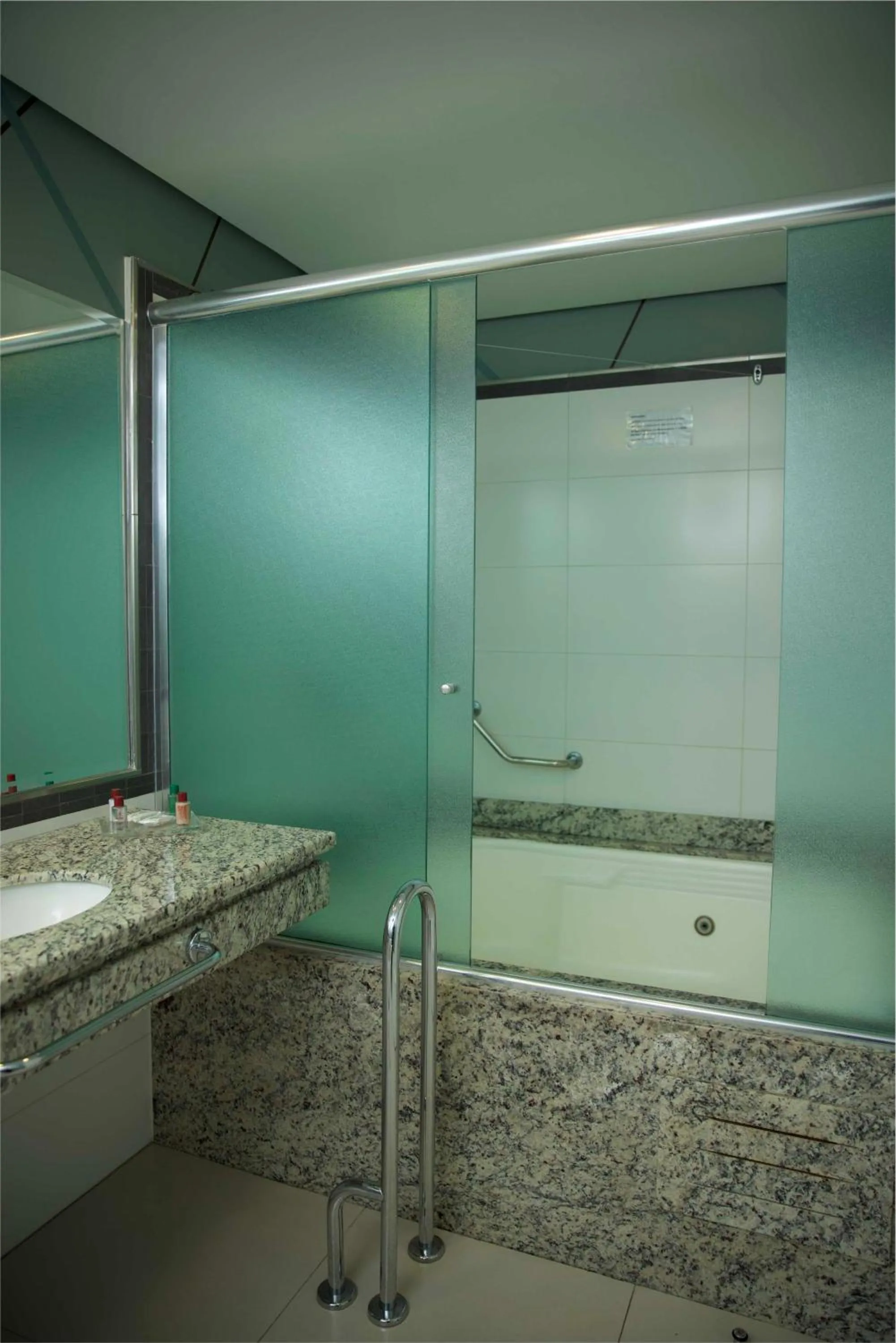 Hot Tub in Mogano Premium Hotel - ELETROPOSTO