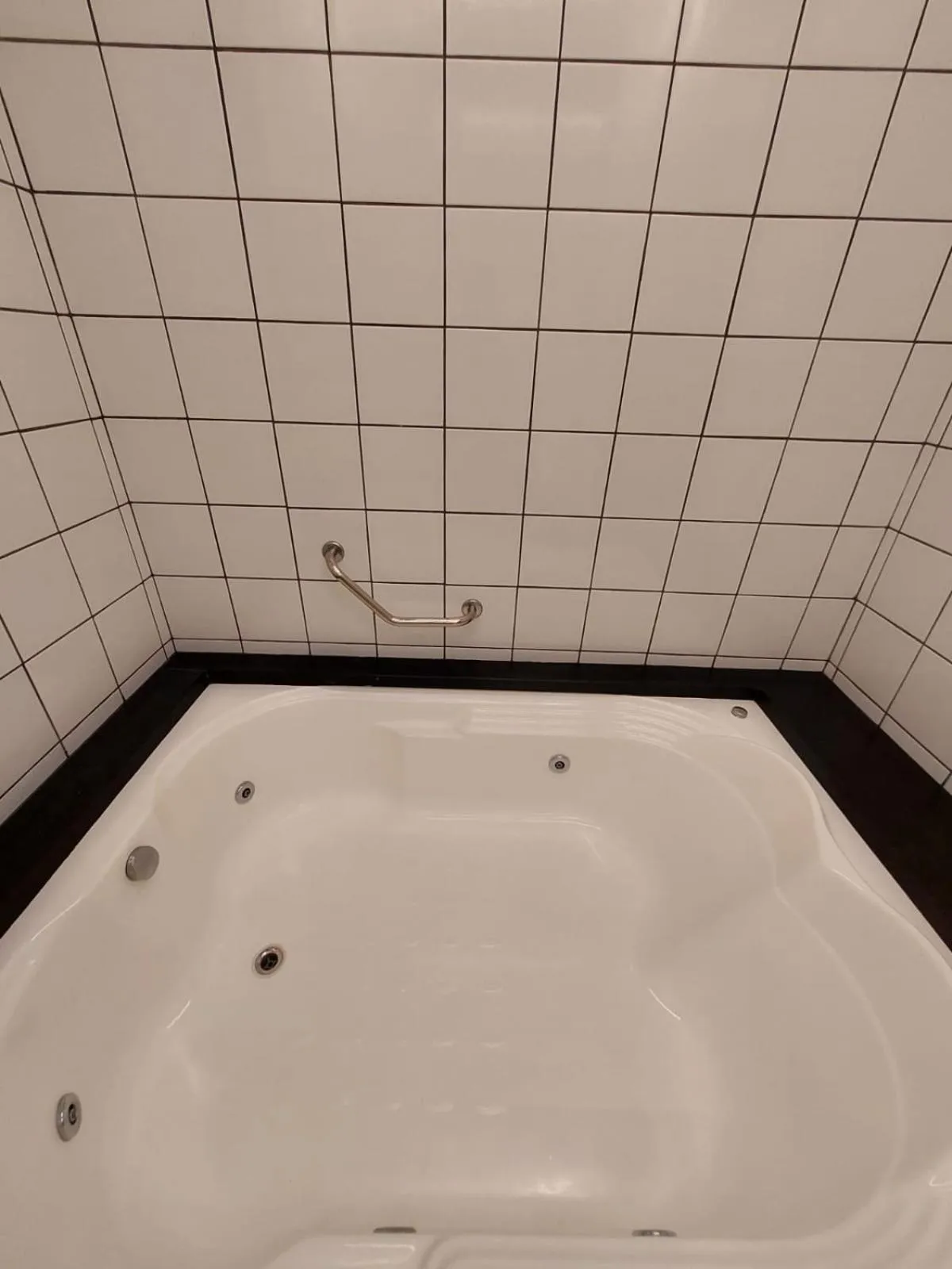 Hot Tub in Mogano Premium Hotel - ELETROPOSTO