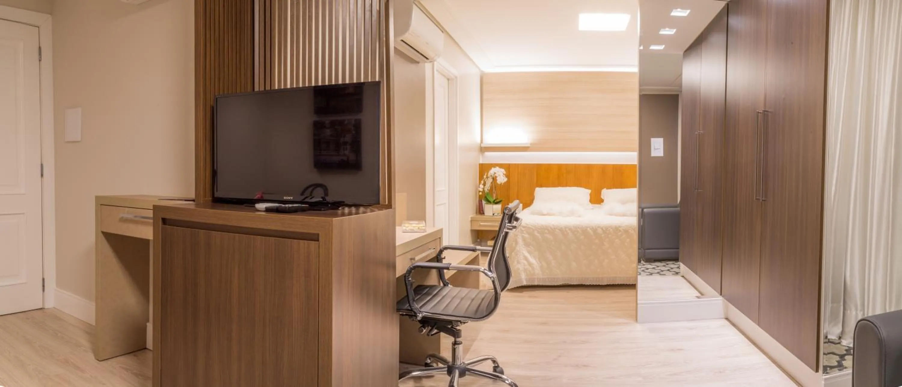 Living room, Bed in Mogano Premium Hotel - ELETROPOSTO