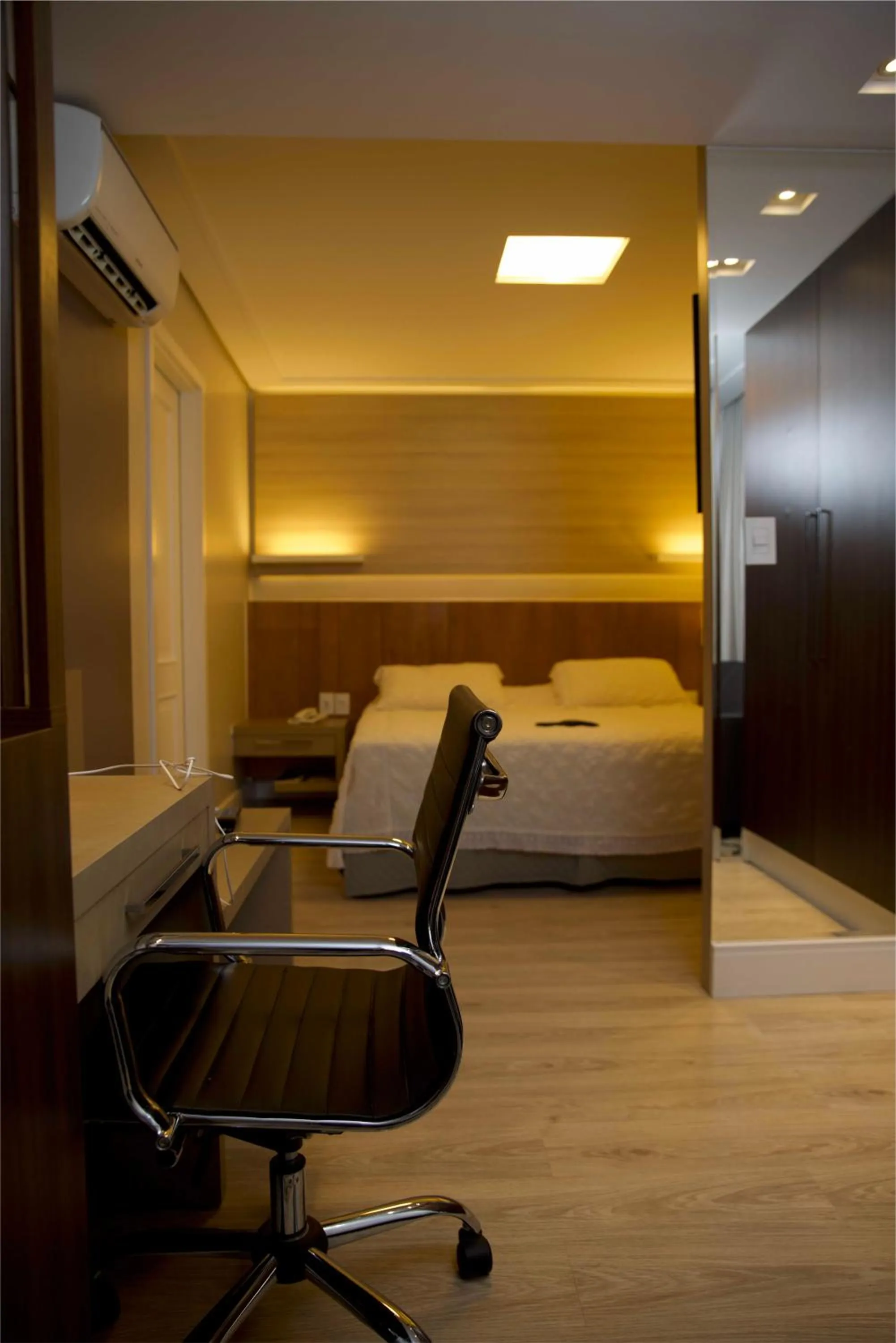 Photo of the whole room, Bed in Mogano Premium Hotel - ELETROPOSTO