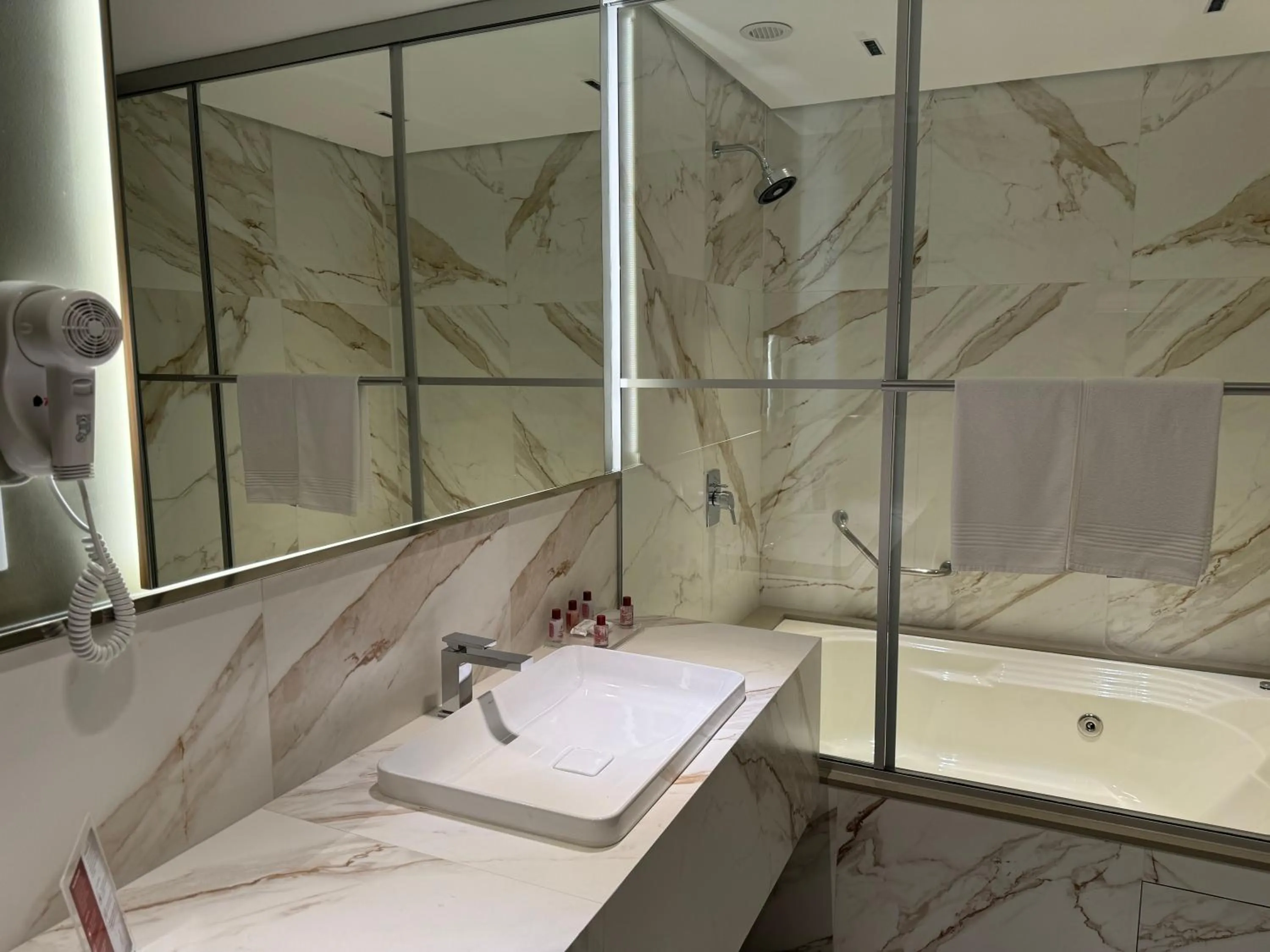 Shower in Mogano Premium Hotel - ELETROPOSTO