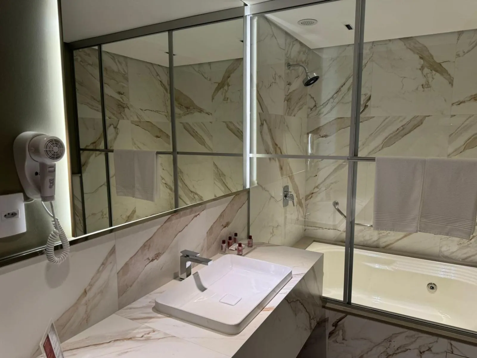 Hot Tub in Mogano Premium Hotel - ELETROPOSTO