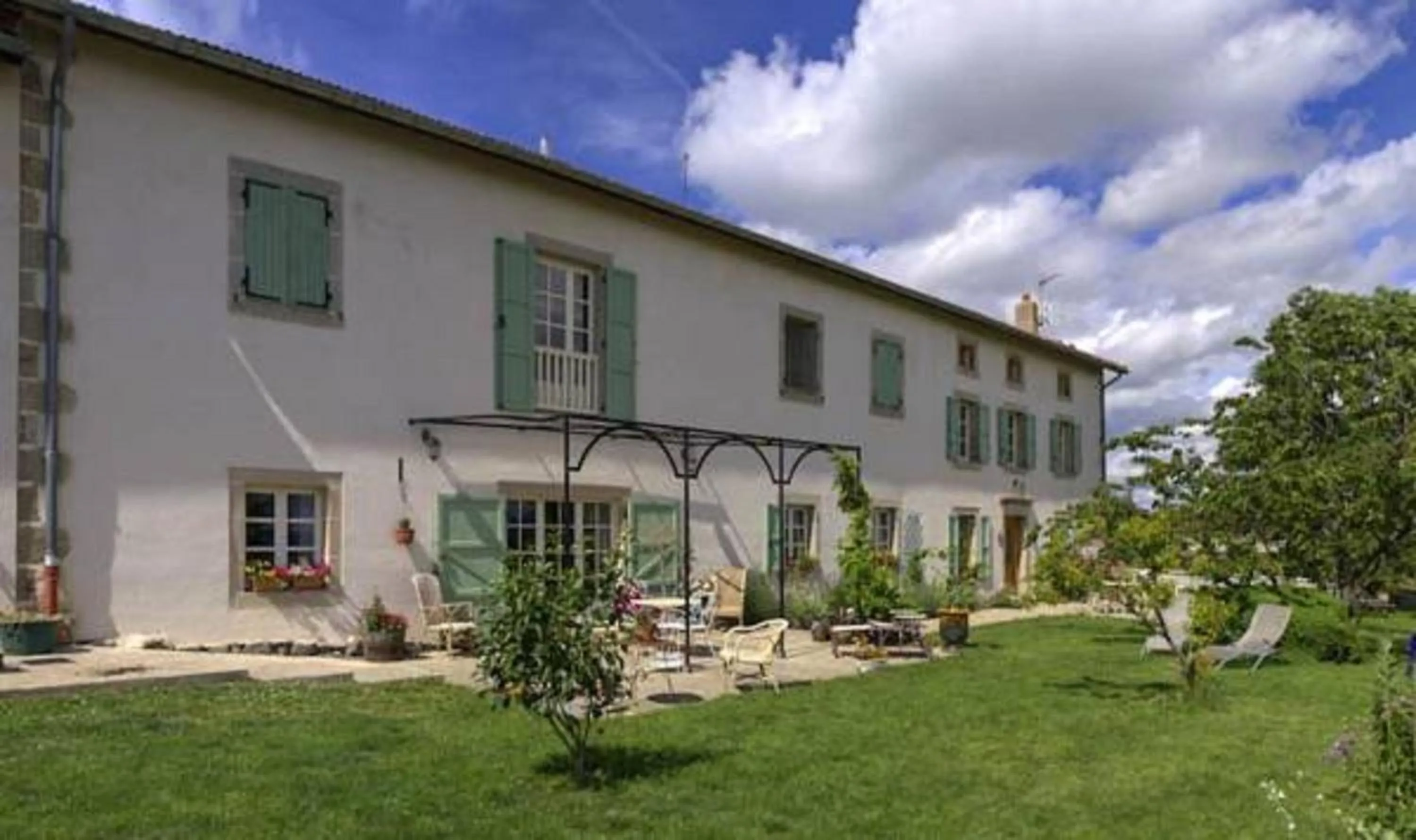 Property building in Au bon gre d'hugoline