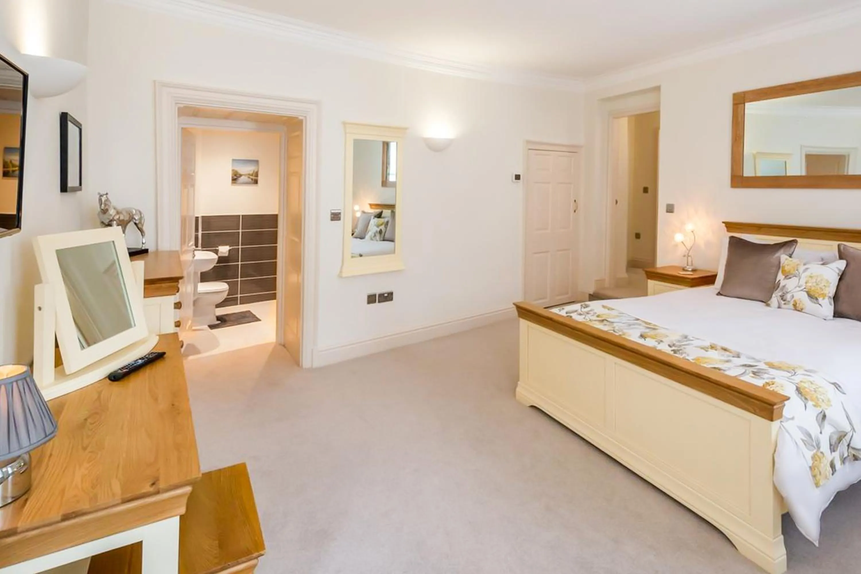 Bathroom, Bed in Hunter House Holiday Apartment - York