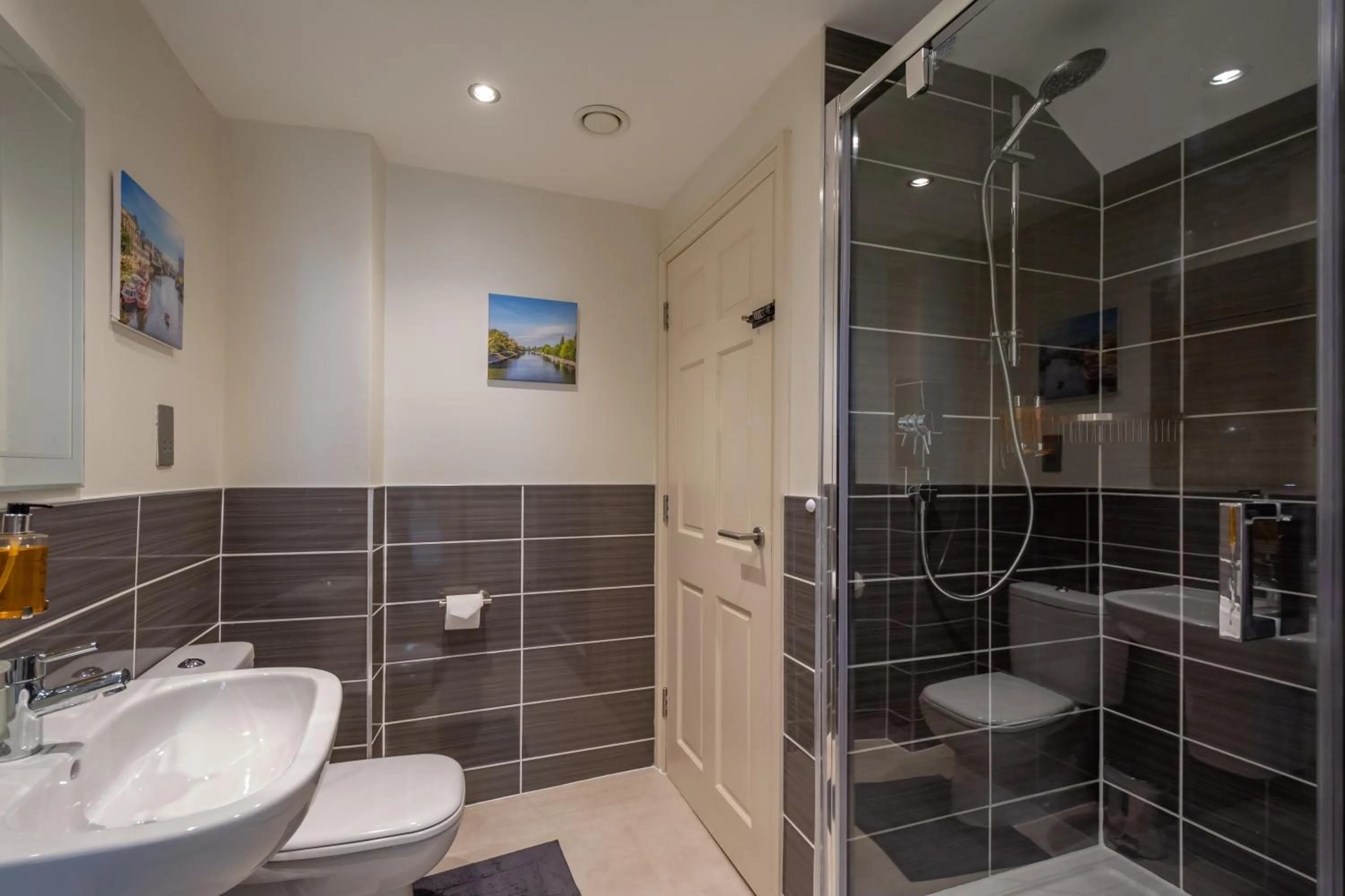 Shower in Hunter House Holiday Apartment - York