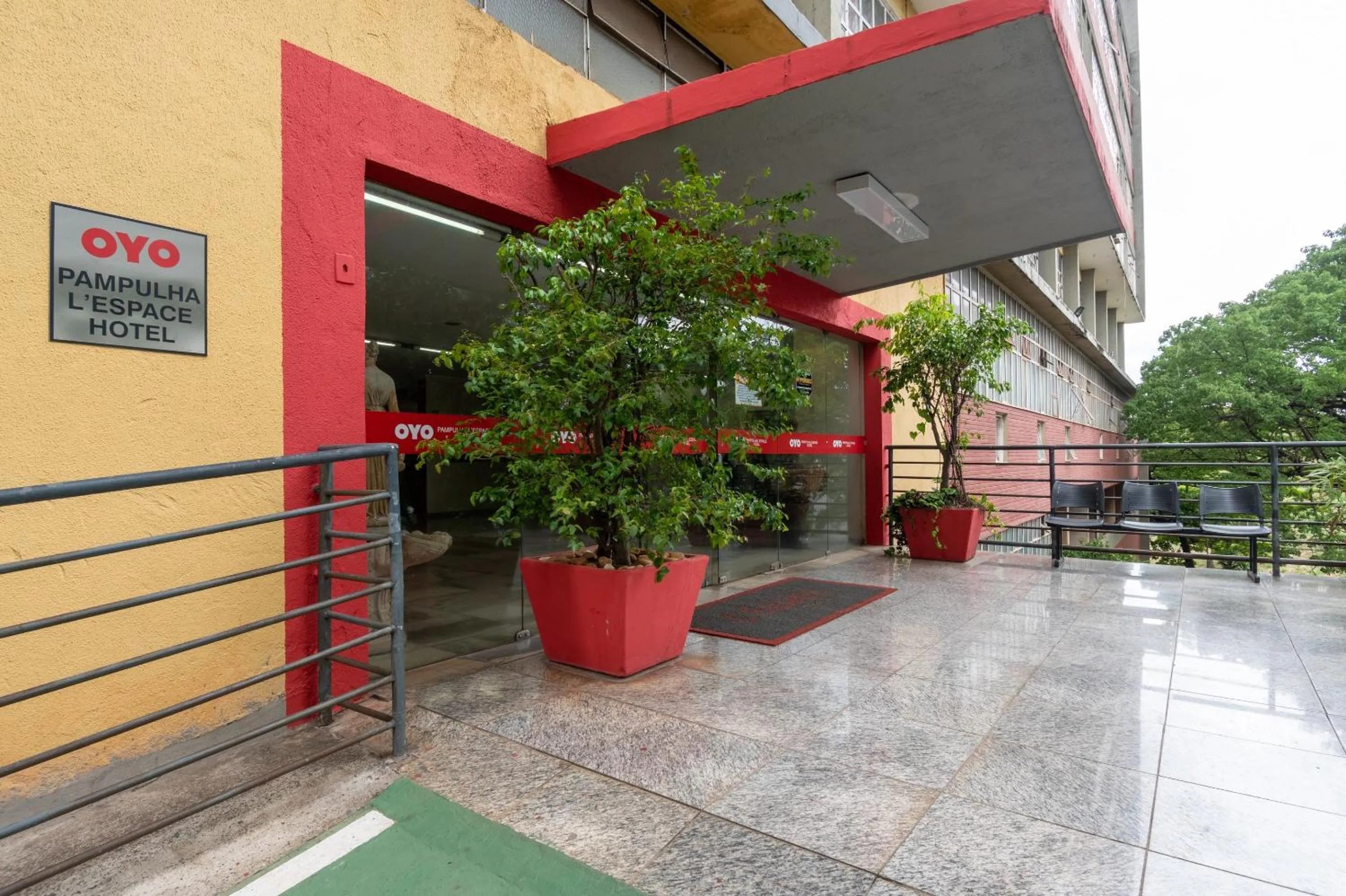 Facade/entrance in OYO Hotel L'Espace - Jaraguá Belo Horizonte