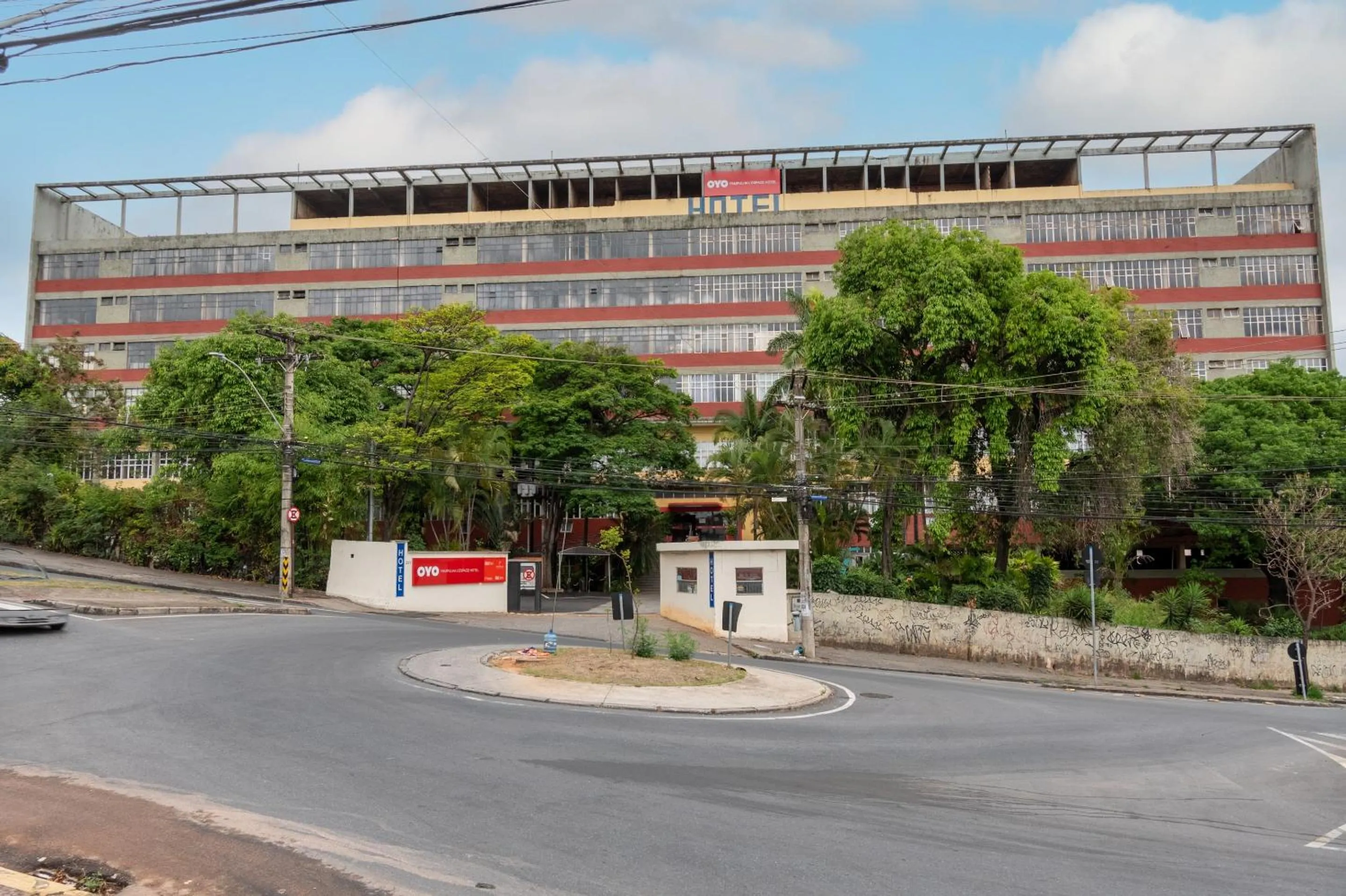 Facade/entrance in OYO Hotel L'Espace - Jaraguá Belo Horizonte